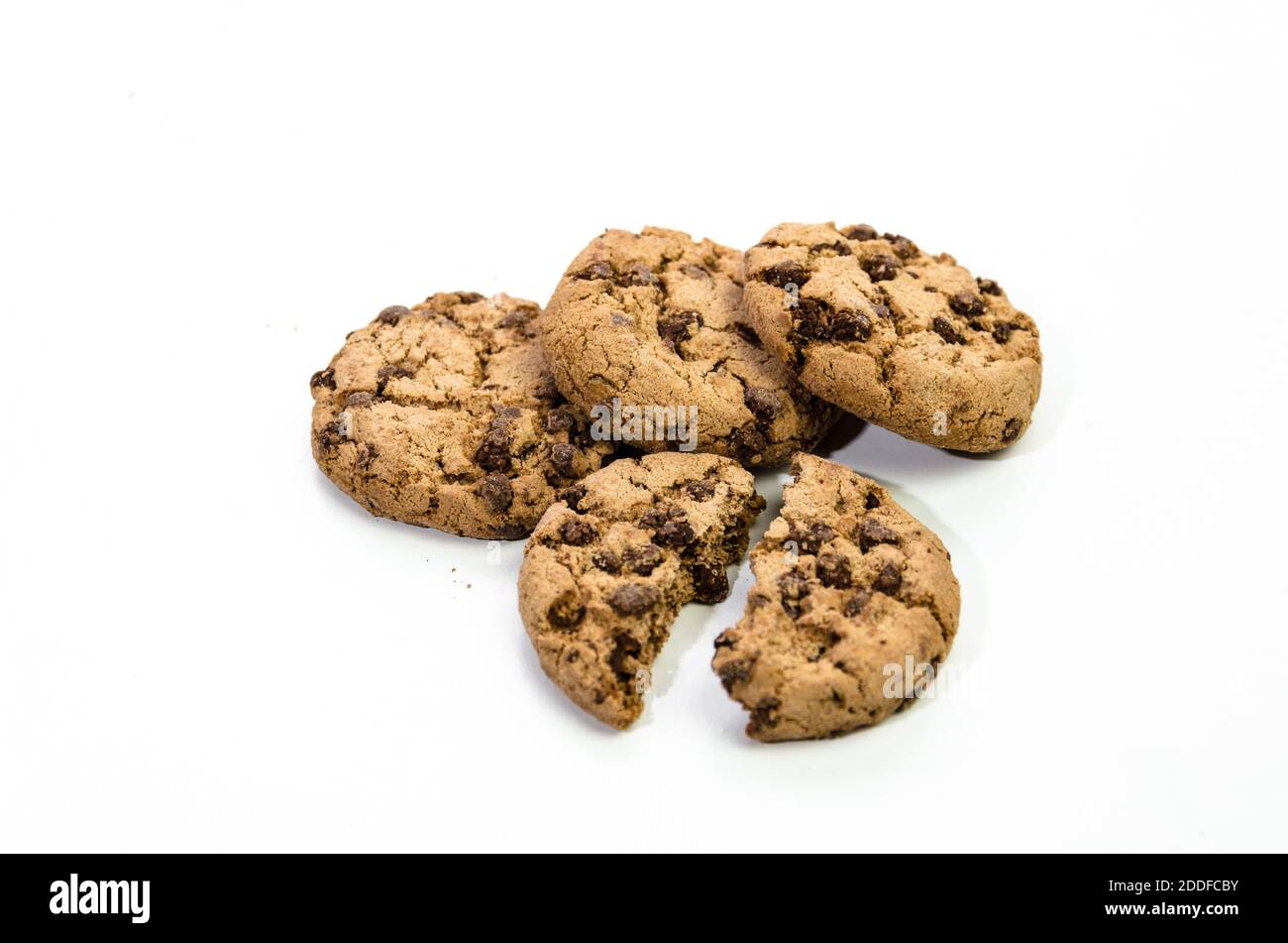 Nahaufnahme von hausgemachten Chocolate Chip Cookies auf weißem Hintergrund isoliert. Stockfoto