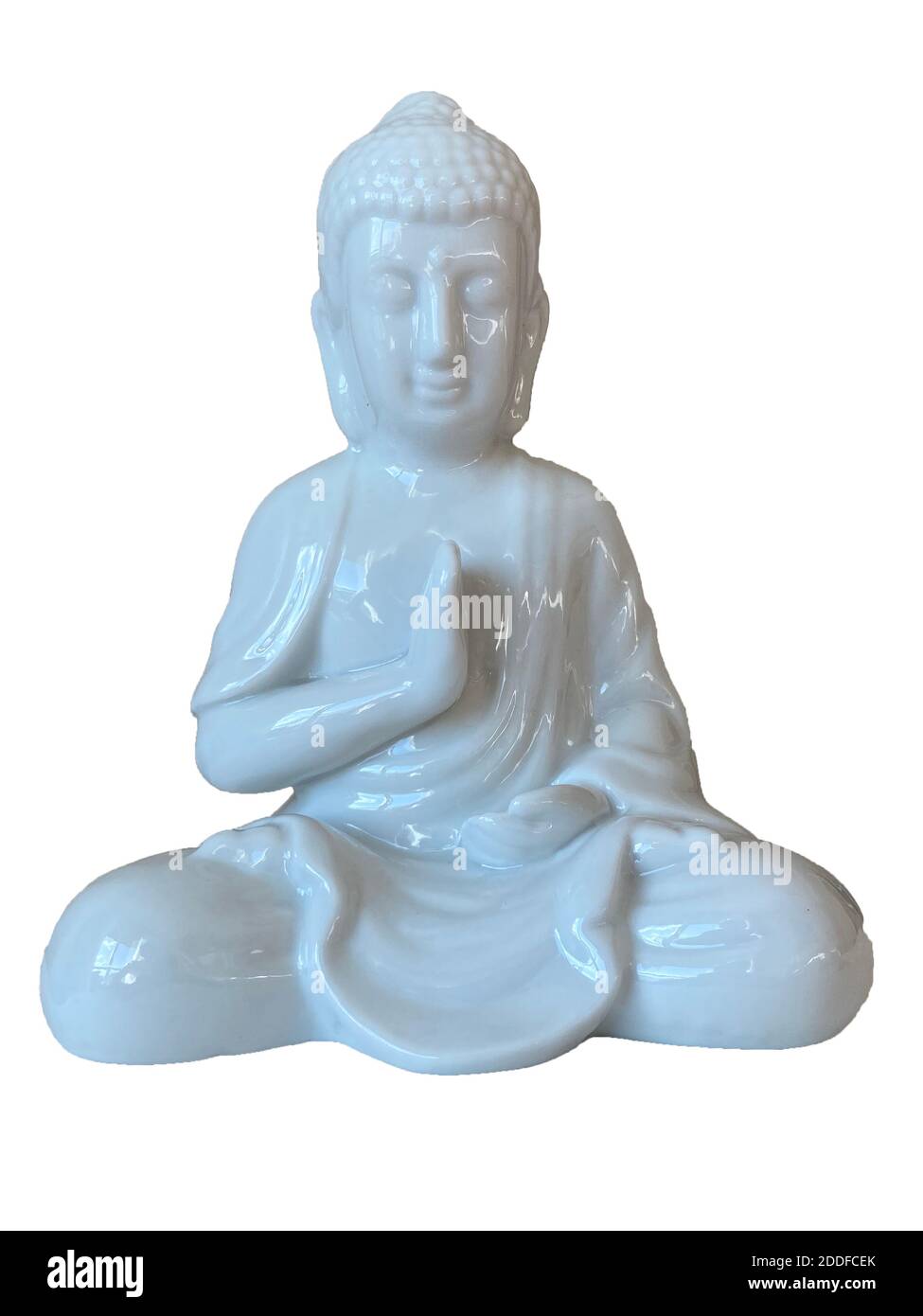 Keramik buddha Figur isoliert auf weißem Hintergrund. Traditionelles Glück des Ostens. Meditierende und betende Statue. Symbol des buddhismus. Stockfoto