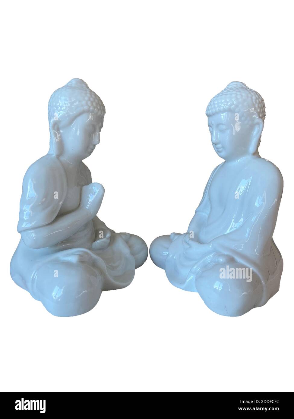 Keramik buddha Figur isoliert auf weißem Hintergrund. Traditionelles Glück des Ostens. Meditierende und betende Statue. Symbol des buddhismus. Stockfoto