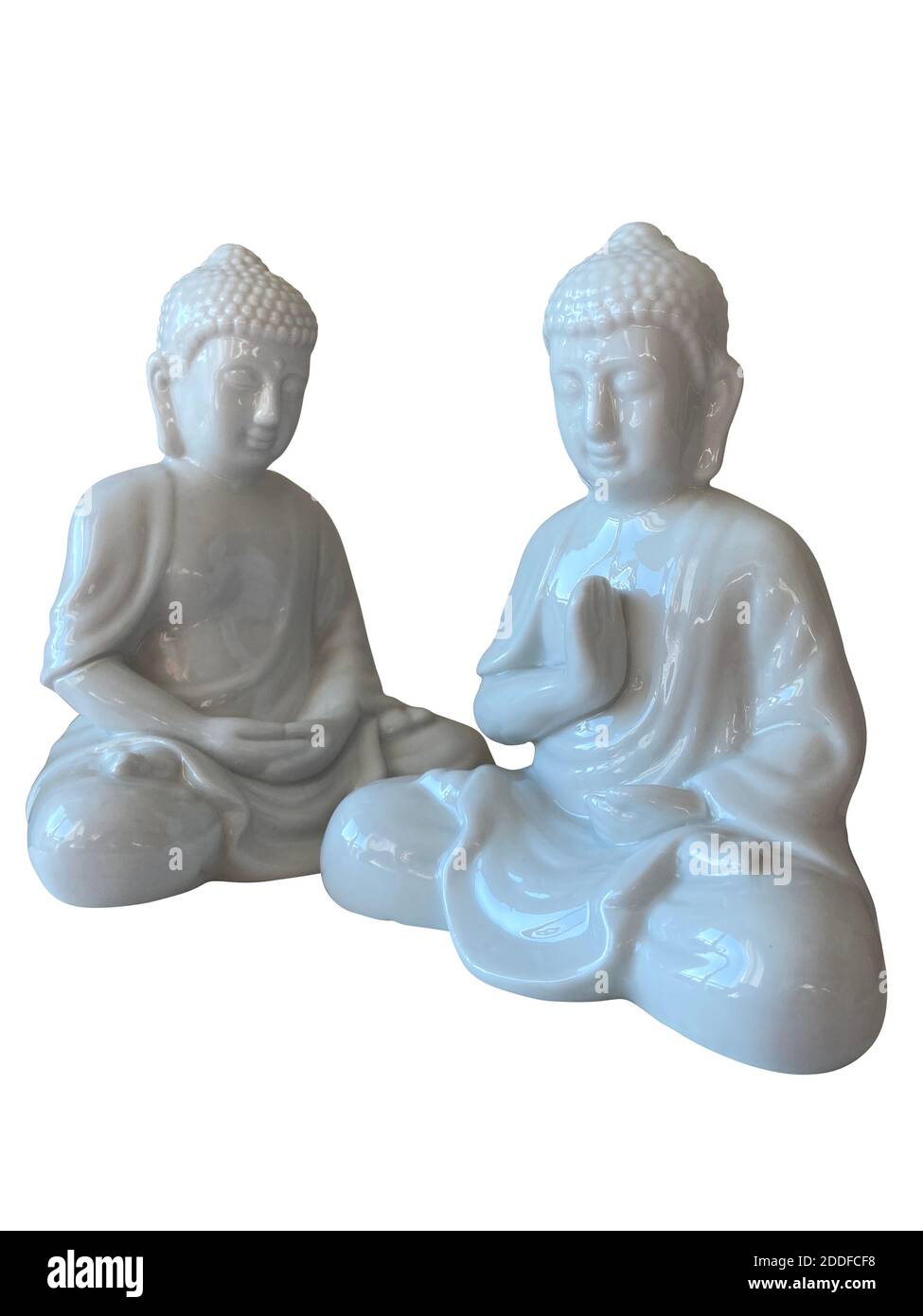 Keramik buddha Figur isoliert auf weißem Hintergrund. Traditionelles Glück des Ostens. Meditierende und betende Statue. Symbol des buddhismus. Stockfoto