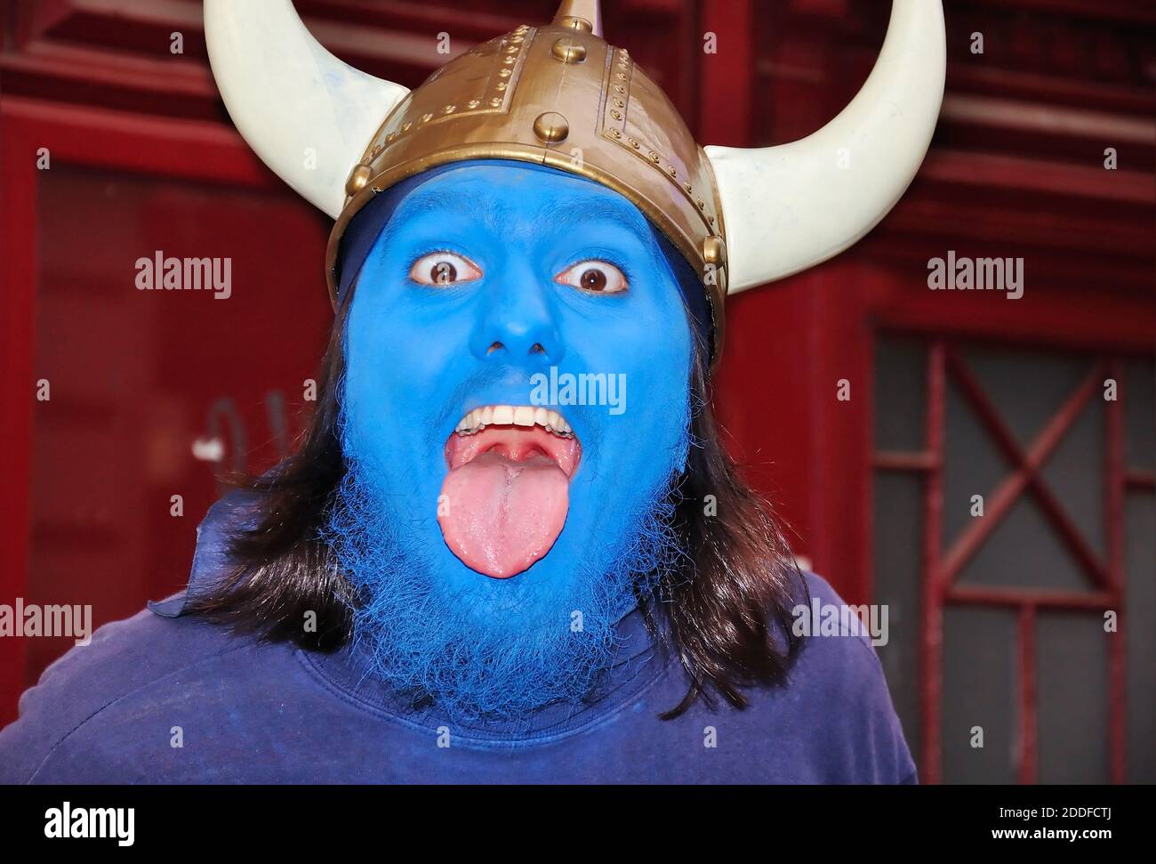 Junger Mann mit blauer Maske im Gesicht Stockfoto