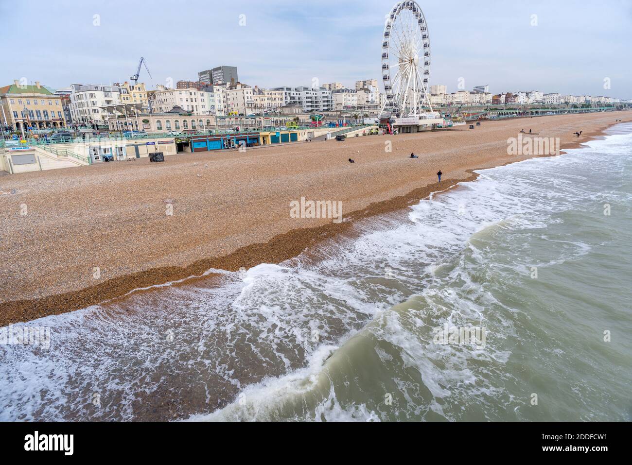 Blick vom ikonischen Brighton Pier, entlang der Küste, während der Touristen Nebensaison, wenn diese beliebte Küstenstadt, eine Stunde von London Hat eine specia Stockfoto