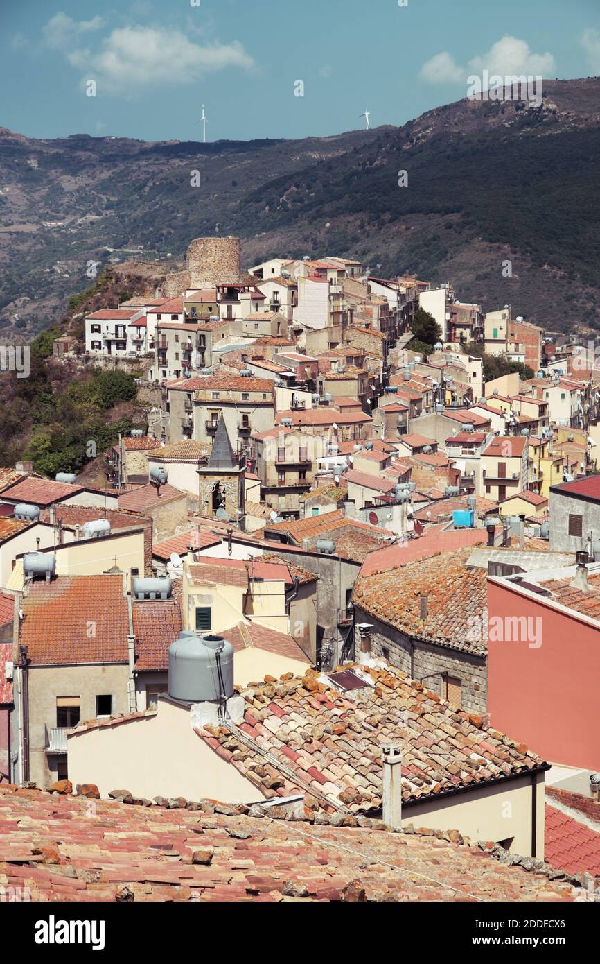 Blick auf Bergdorf Castel di Lucio Altstadt Von Sizilien Architektur und Naturbeweis Stockfoto