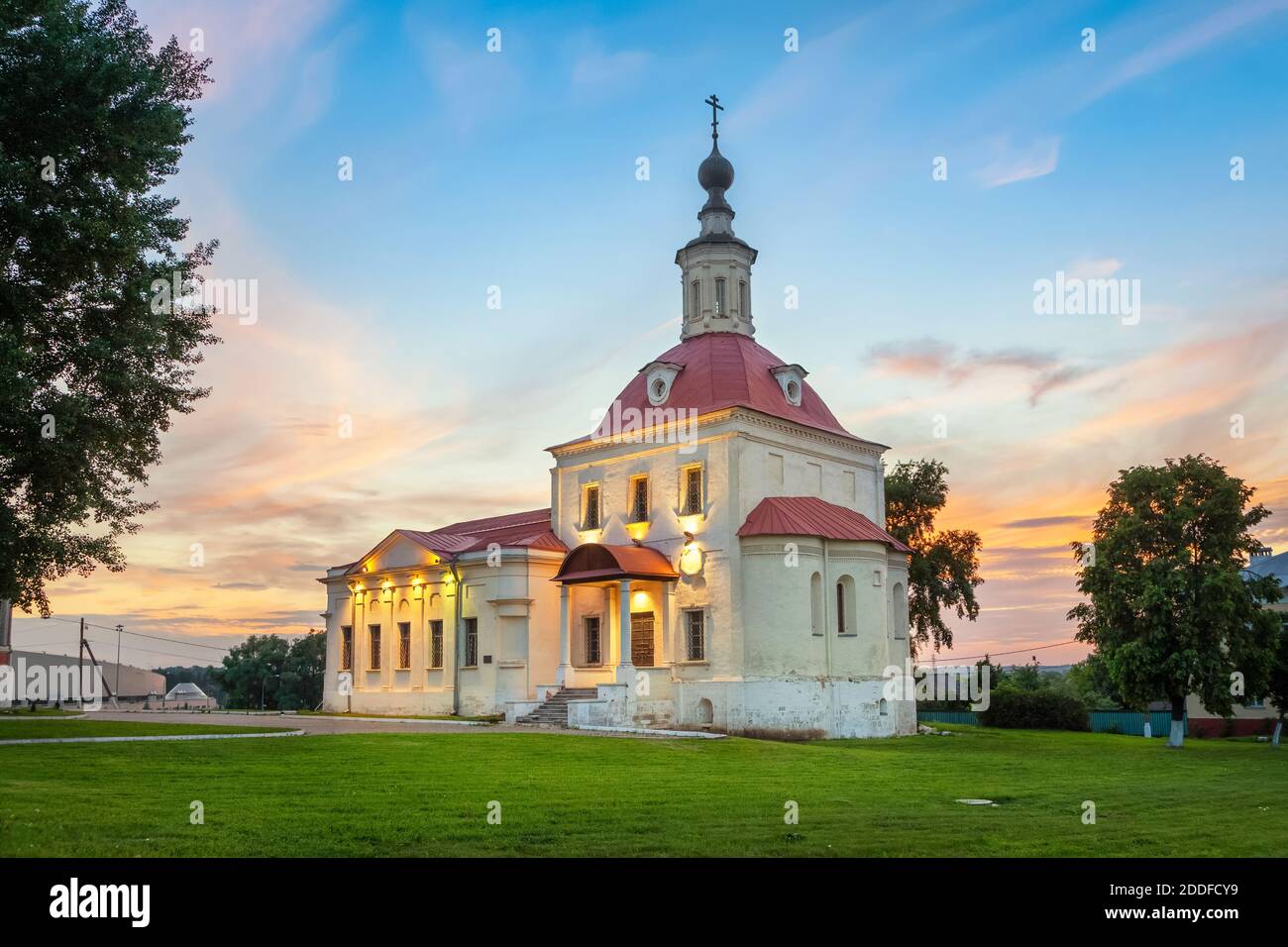 Kolomna, Russland. Blick auf die beleuchtete Auferstehungskirche bei Sonnenuntergang Stockfoto