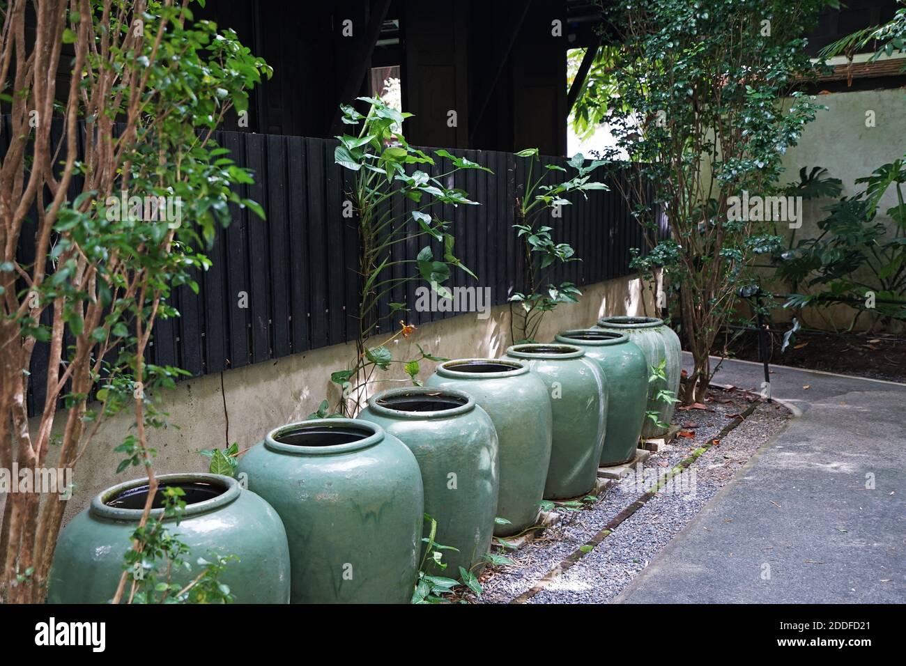 Thai-Stil grün glasierte Steingut Wassergläser durch den Weg Stockfoto