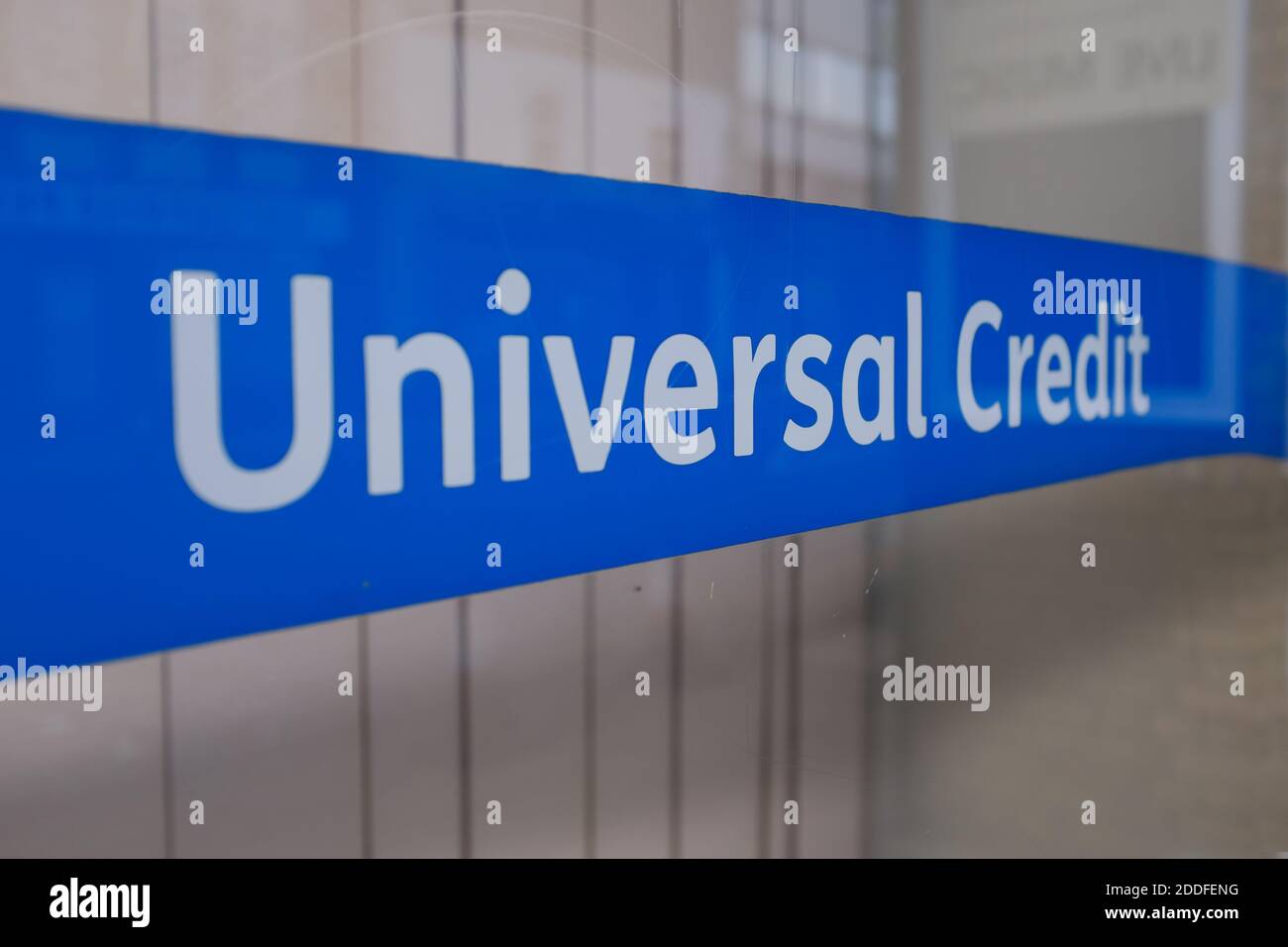 Schilder auf einem Job-Center-Fenster, England Stockfoto