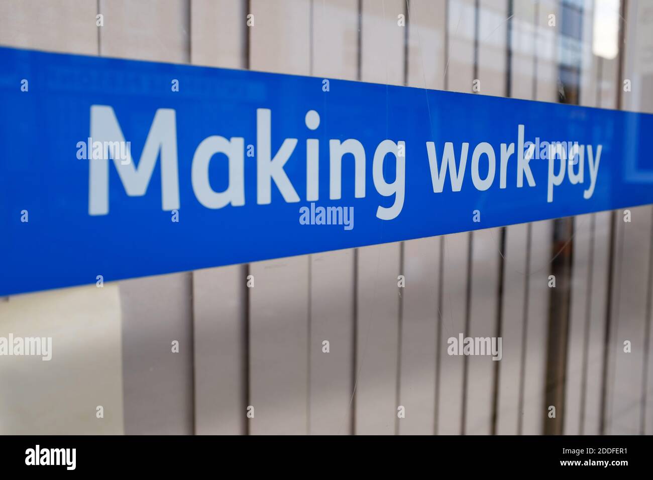 Schilder auf einem Job-Center-Fenster, England Stockfoto