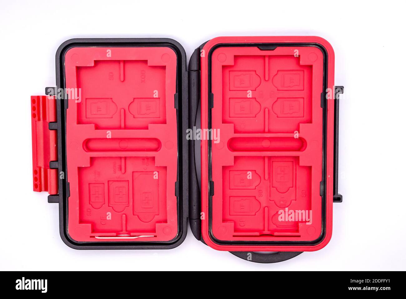 Kleine nützliche Visitenkarte oder Speicherkartenhalter isoliert auf weißem Hintergrund. Kartenhalter für Speicherkarten oder sim-Karten. Stockfoto