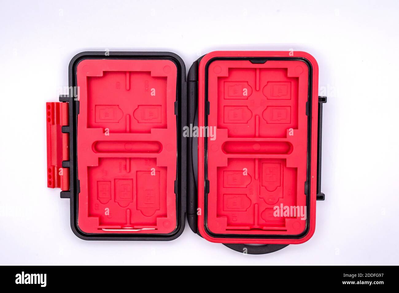 Kleine nützliche Visitenkarte oder Speicherkartenhalter isoliert auf weißem Hintergrund. Kartenhalter für Speicherkarten oder sim-Karten. Stockfoto