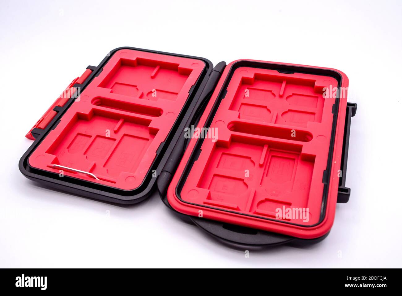 Kleine nützliche Visitenkarte oder Speicherkartenhalter isoliert auf weißem Hintergrund. Kartenhalter für Speicherkarten oder sim-Karten. Stockfoto