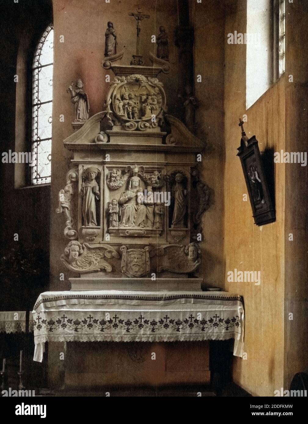 Altar in der St. Anna Kirche in Kattenes an der Mosel, Deutschland, 1930er Jahre. Altar in der St. Anna Kirche in Kattenes auf dem Fluss Mosel, Deutschland der 1930er Jahre. Stockfoto