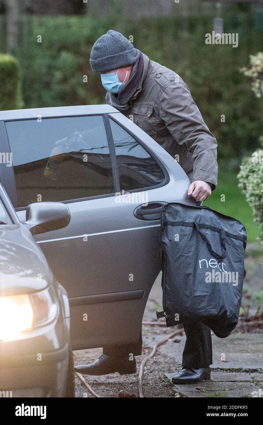 Cambridgeshire der Polizeibeamte Simon Read verlässt sein Haus in der Nähe von Wisbech, Cambridgeshire, bevor er im East of England Showground, Peterborough, eine Anhörung wegen Fehlverhaltens der Polizei einleitet. PC Read steht vor Gebühren für den Versuch, eine £9.95 Box mit 12 Krispy Kreme Donuts für sieben Pence durch Ankleben eines Barcodes für Karotten auf sie und gehen durch eine Self-Service-Kasse an einem Tesco Extra-Shop in Wisbech kaufen. Stockfoto
