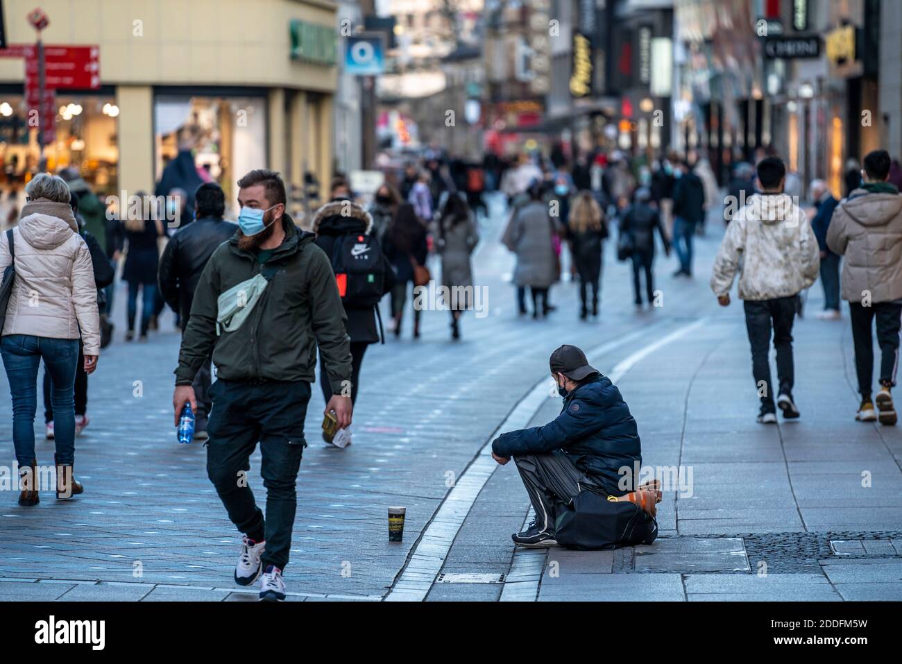 Obdachlose Person in Einkaufsstraße Westenhellweg, Einkaufsstraße, Fußgängerzone, voll, viele Menschen einkaufen, Masken obligatorisch, während der zweiten lo Stockfoto