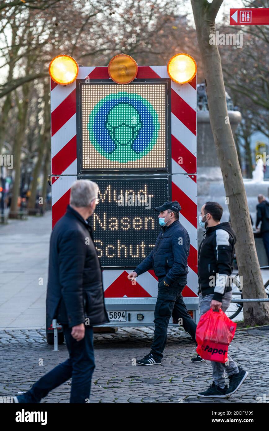 Schild, beleuchtetes Schild, auf der Maskenpflicht, Einkaufsstraße Westenhellweg, Einkaufsstraße, Fußgängerzone, voll, viele Menschen einkaufen, während der Th Stockfoto