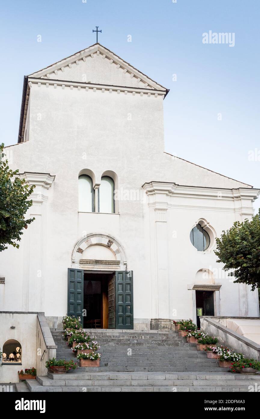 Der Eingang des Duomo di Ravello, die Kathedrale in der Stadt Ravello an der Amalfiküste, Italien. Stockfoto