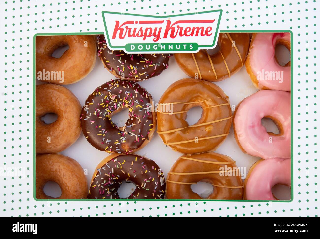 Eine Kiste Krispy Kreme Donuts in einem Tesco Extra Laden in Wisbech, Cambridgeshire. Cambridgeshire Polizist Simon Read wird vor der Anklage zu versuchen, eine £9.95 Box mit 12 Krispy Kreme Donuts für sieben Pence durch Ankleben eines Barcodes für Karotten auf sie und gehen durch eine Self-Service-Kasse im Tesco Extra-Shop kaufen. Stockfoto