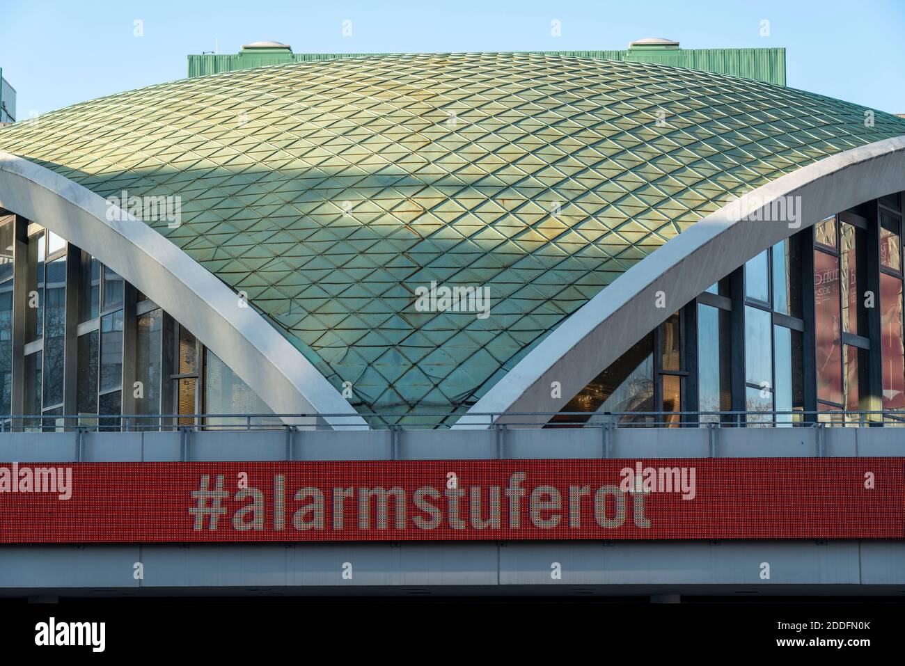 Geschlossenes Opernhaus, Aktion #alarmstuferot, wegen der Corona-Krise, während der zweiten Sperre, Dortmund, NRW, Deutschland Stockfoto