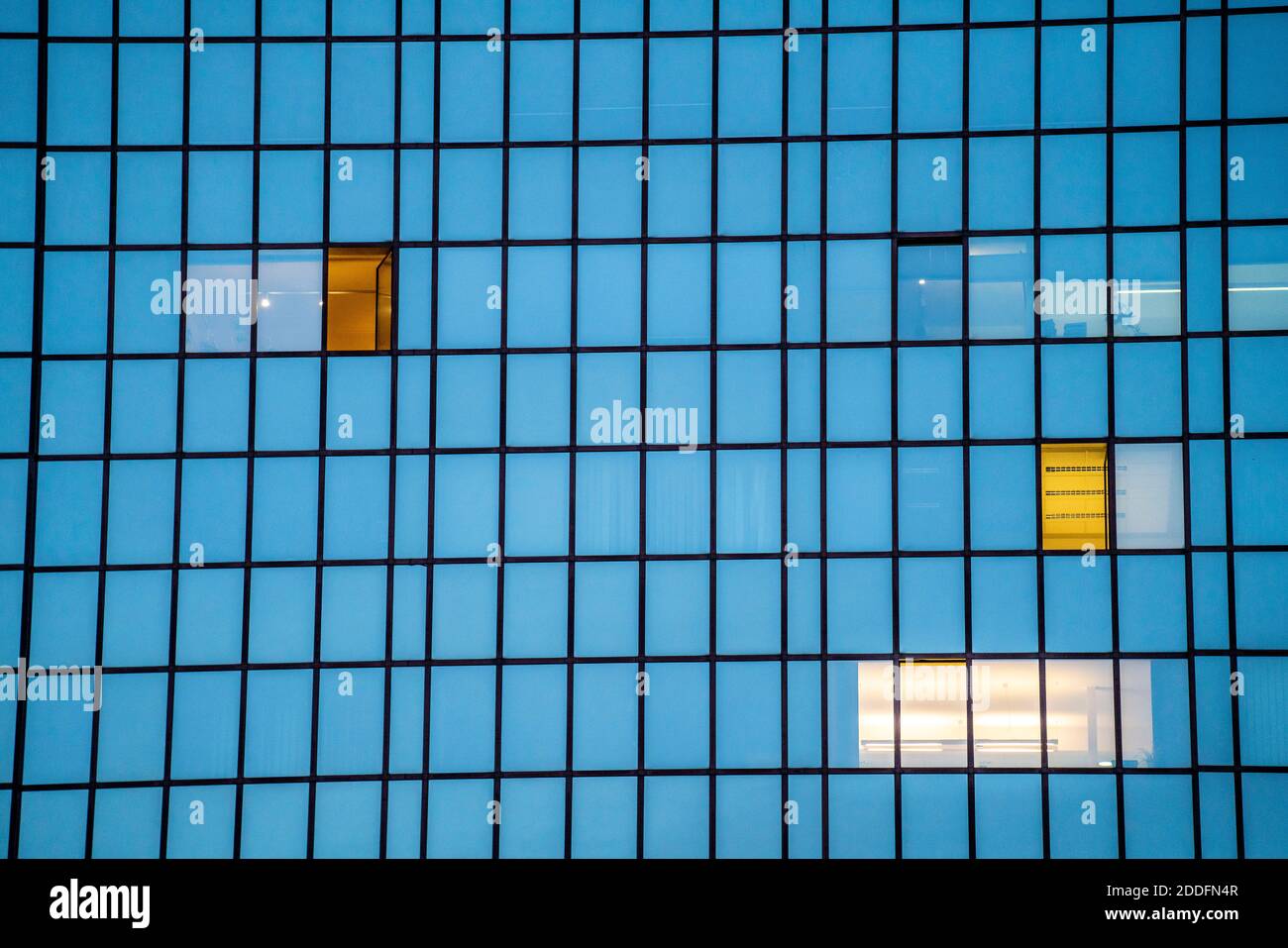 Offene Fenster in einem Bürohochhaus, Lüftung, Symbolbild Corona Krise, Lüftung Räume, Dortmund, NRW, Deutschland Stockfoto
