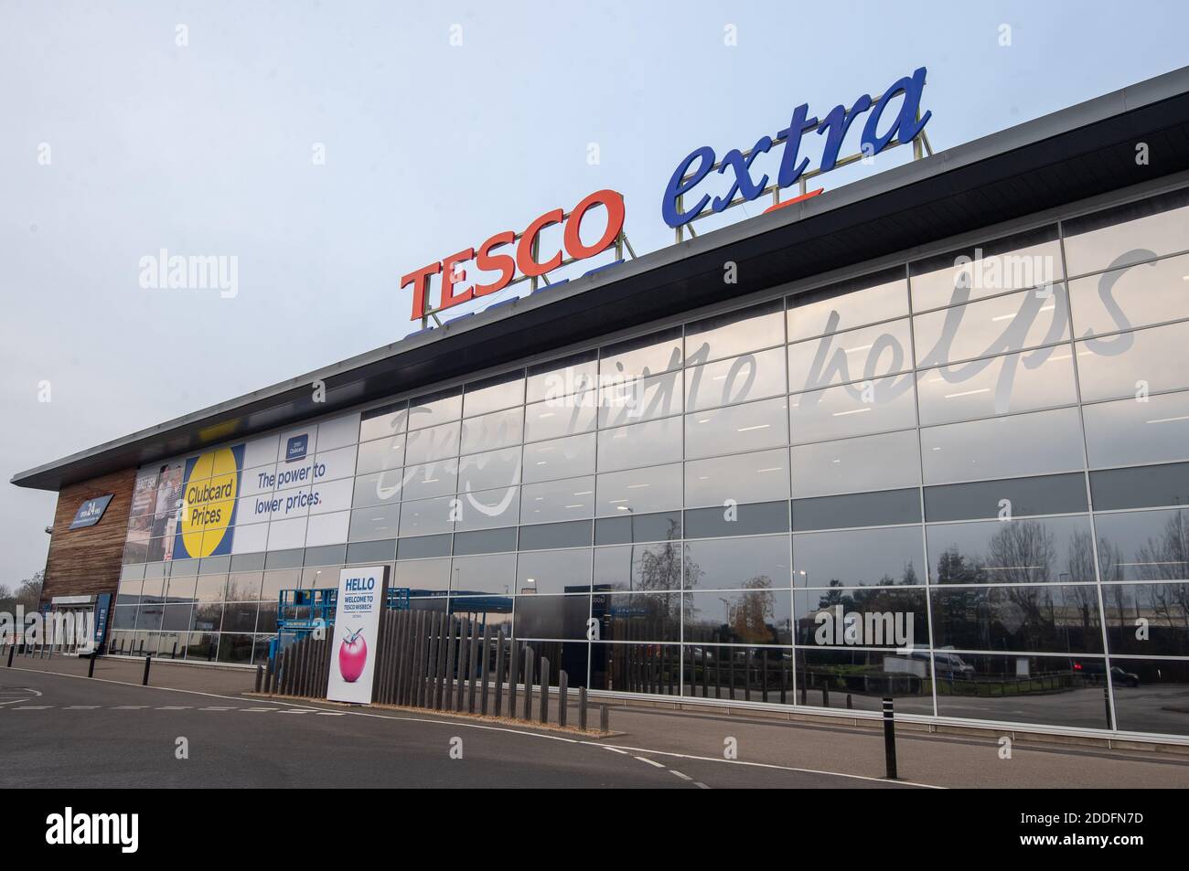 Eine Gesamtansicht eines Tesco Extra-Ladens in Wisbech, Cambridgeshire. Cambridgeshire Polizist Simon Read wird vor der Anklage zu versuchen, eine £9.95 Box mit 12 Krispy Kreme Donuts für sieben Pence durch Ankleben eines Barcodes für Karotten auf sie und gehen durch eine Self-Service-Kasse im Tesco Extra-Shop kaufen. Stockfoto