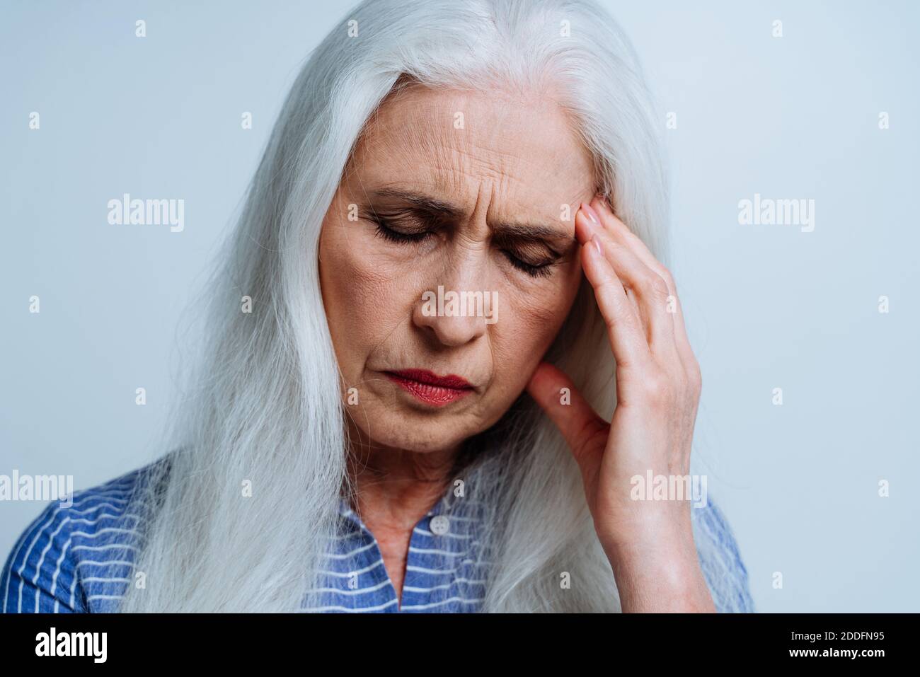 Schöne ältere Frau posiert auf einem Fotoshooting. Konzept über Lifestyle und Dienstalter Stockfoto