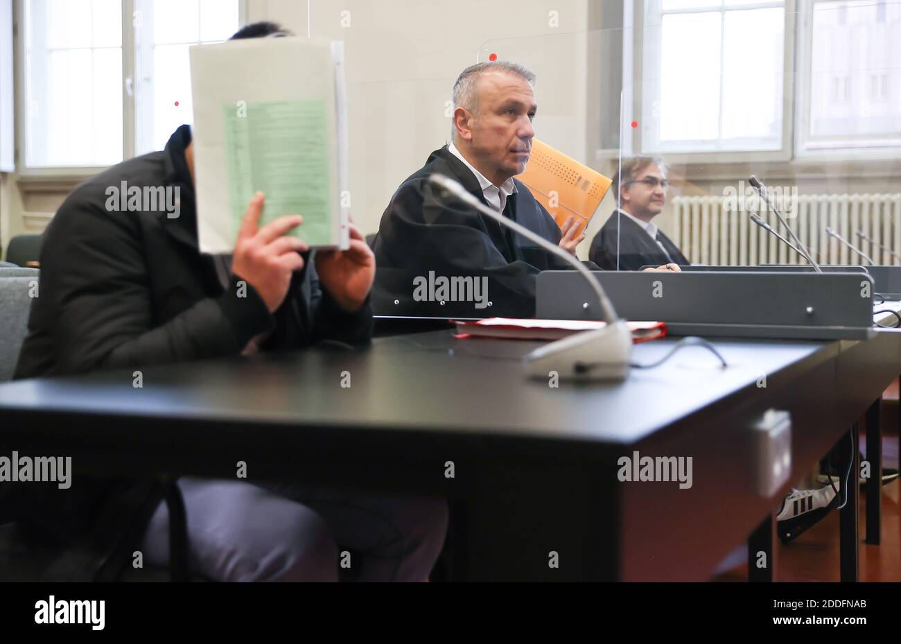 Hamburg, Deutschland. November 2020. Die Angeklagten sitzen zwischen ihren Anwälten Vehbi Ördek (2. V.l.) und Serkan Tören (rechts) zu Beginn eines Prozesses im Strafgerichtsgebäude. In der Verhandlung über einen tödlichen Autounfall in Hamburg-Horn wird das Landgericht am Mittwoch sein Urteil Fällen. Die beiden Angeklagten im Alter von 20 und 23 Jahren wurden beschuldigt, an einem illegalen Autorennen teilgenommen zu haben, das zum Tod führte. Quelle: Christian Charisius/dpa-Pool/dpa/Alamy Live News Stockfoto