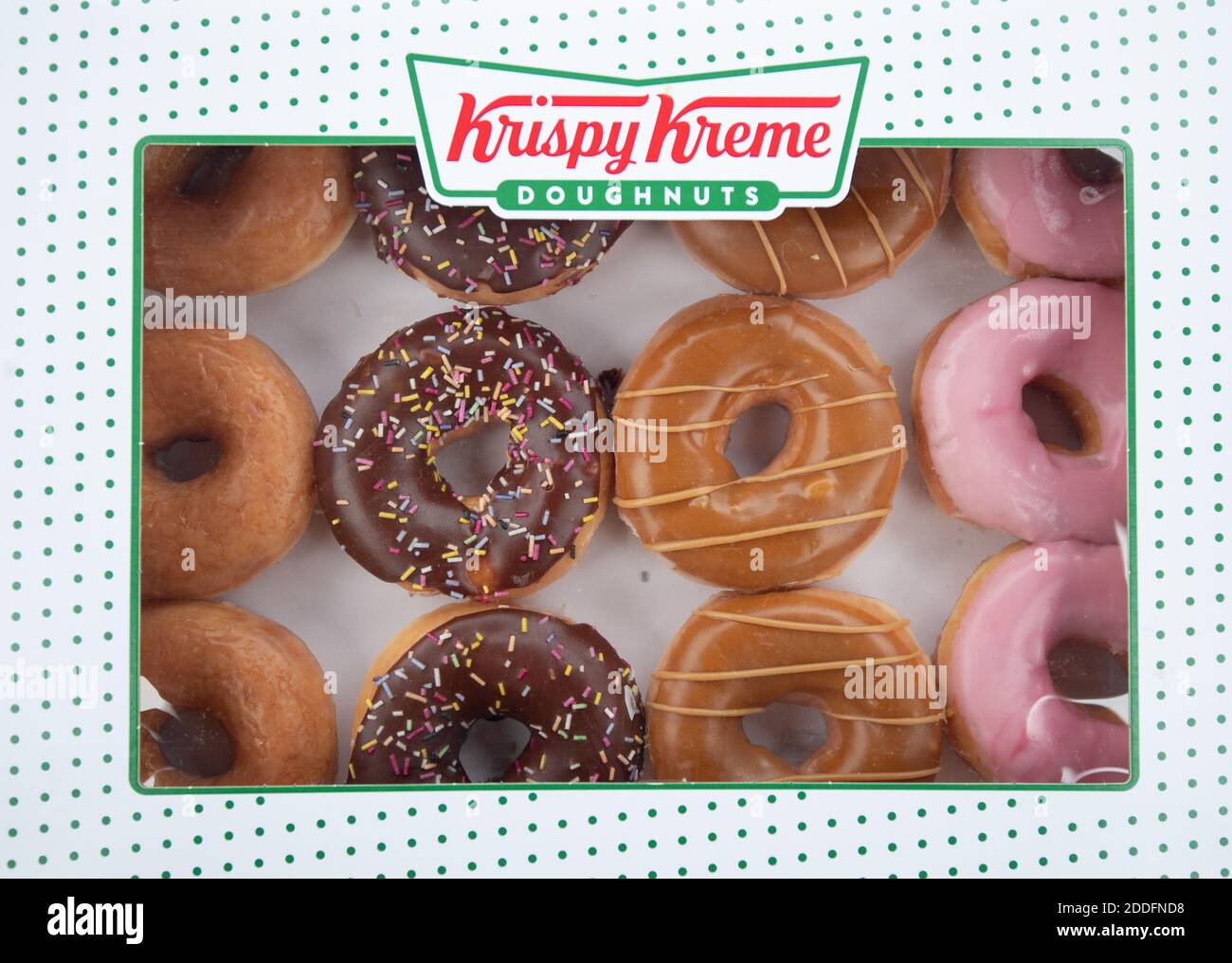 Eine Kiste Krispy Kreme Donuts in einem Tesco Extra Laden in Wisbech, Cambridgeshire. Cambridgeshire Polizist Simon Read wird vor der Anklage zu versuchen, eine £9.95 Box mit 12 Krispy Kreme Donuts für sieben Pence durch Ankleben eines Barcodes für Karotten auf sie und gehen durch eine Self-Service-Kasse im Tesco Extra-Shop kaufen. Stockfoto