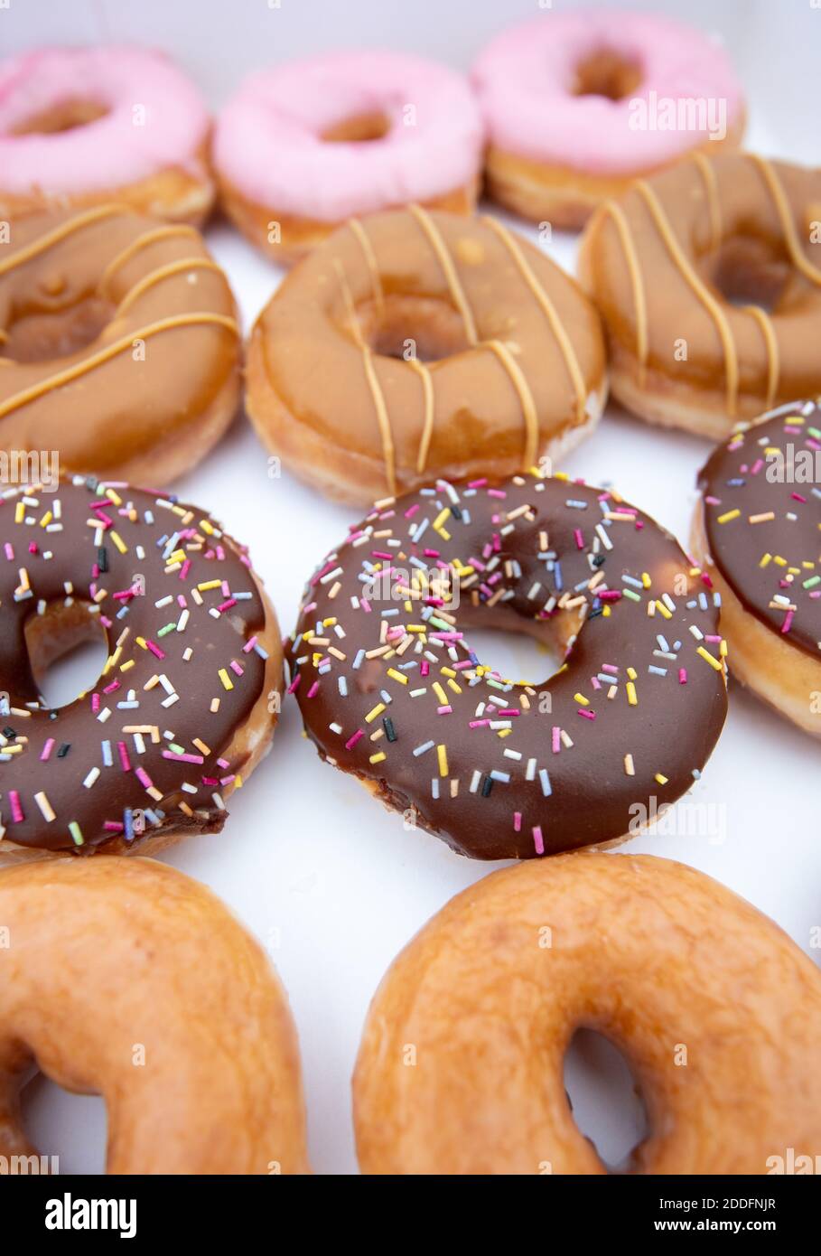 Eine Kiste Krispy Kreme Donuts in einem Tesco Extra Laden in Wisbech, Cambridgeshire. Cambridgeshire Polizist Simon Read wird vor der Anklage zu versuchen, eine £9.95 Box mit 12 Krispy Kreme Donuts für sieben Pence durch Ankleben eines Barcodes für Karotten auf sie und gehen durch eine Self-Service-Kasse im Tesco Extra-Shop kaufen. Stockfoto
