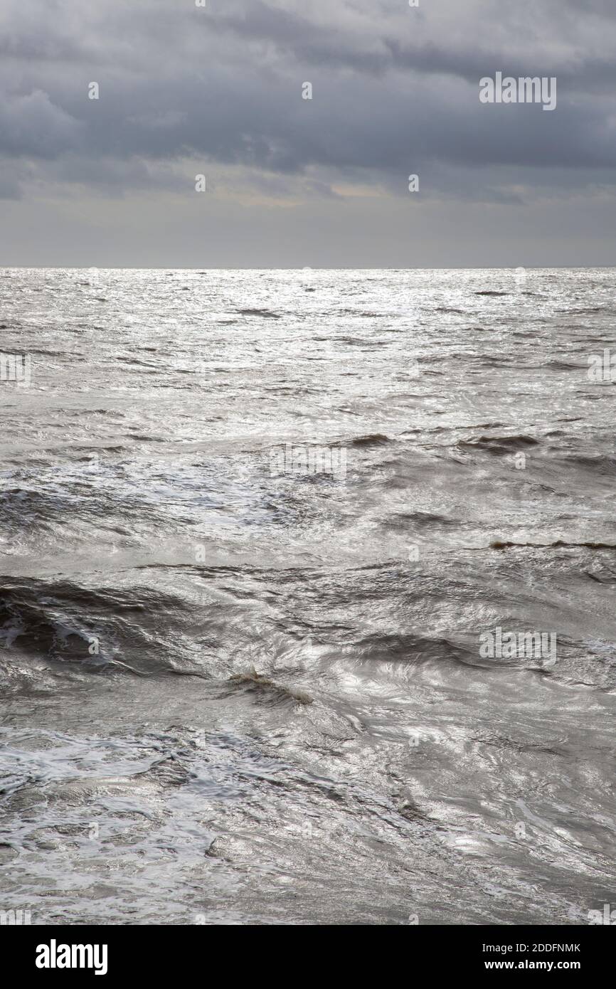 Dunkle Sturmwolken schwellen in Wasser, Nordsee, Bawdsey, Suffolk, England, Großbritannien Stockfoto