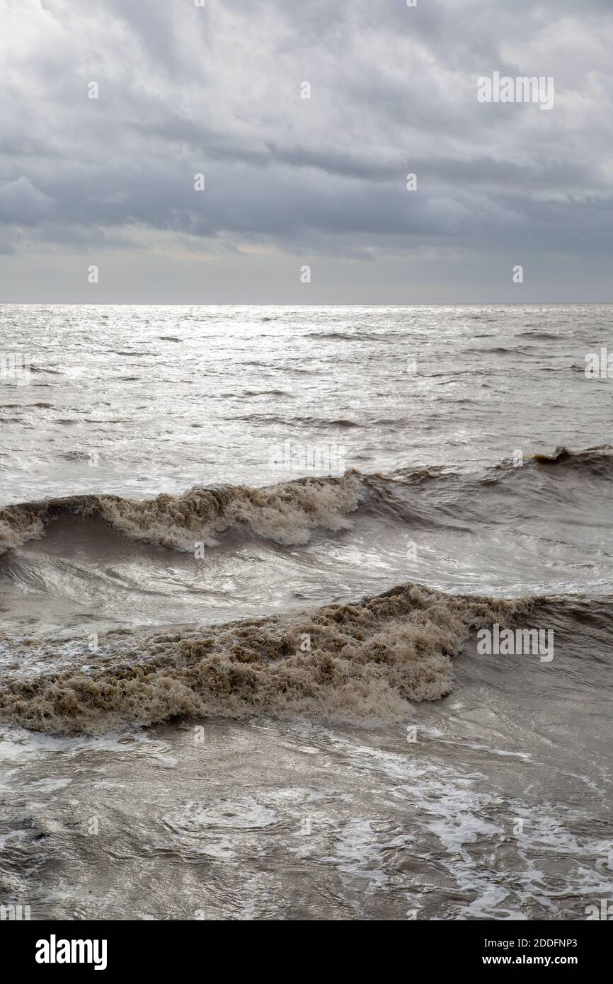 Dunkle Sturmwolken Wellen raues Wasser, Nordsee, Bawdsey, Suffolk, England, Großbritannien Stockfoto