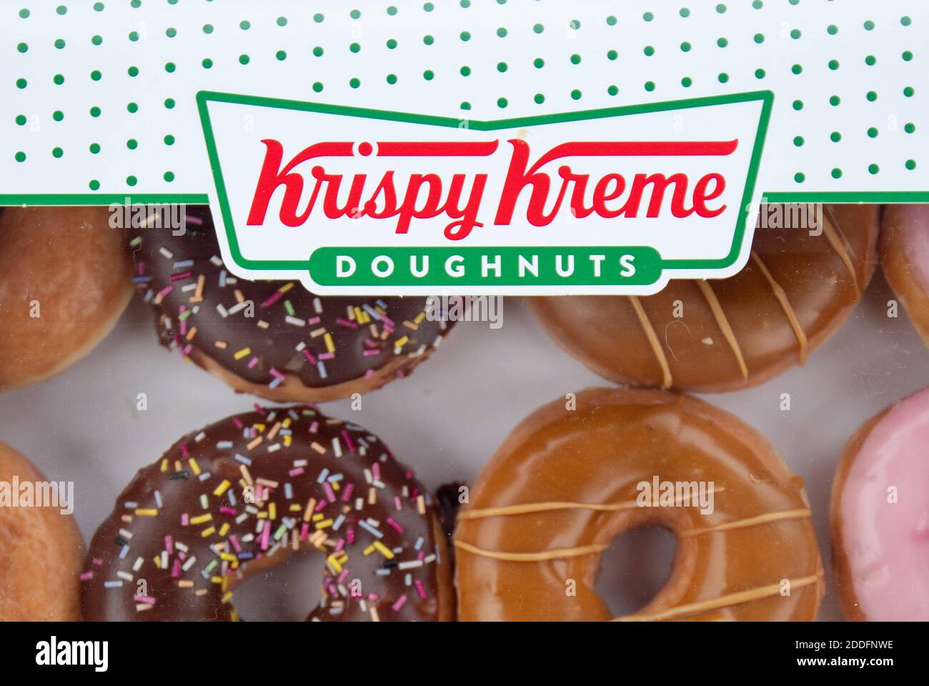 Eine Kiste Krispy Kreme Donuts in einem Tesco Extra Laden in Wisbech, Cambridgeshire. Cambridgeshire Polizist Simon Read wird vor der Anklage zu versuchen, eine £9.95 Box mit 12 Krispy Kreme Donuts für sieben Pence durch Ankleben eines Barcodes für Karotten auf sie und gehen durch eine Self-Service-Kasse im Tesco Extra-Shop kaufen. Stockfoto