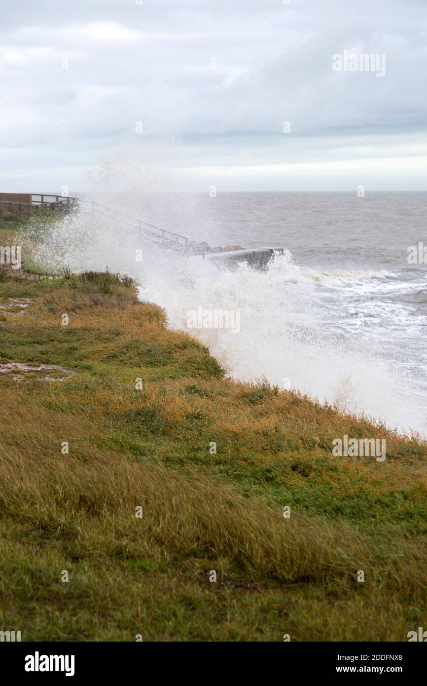 Stürmische Wetterwellen treffen die Küste an der East Lane, Bawdsey, Suffolk, England, Großbritannien Stockfoto