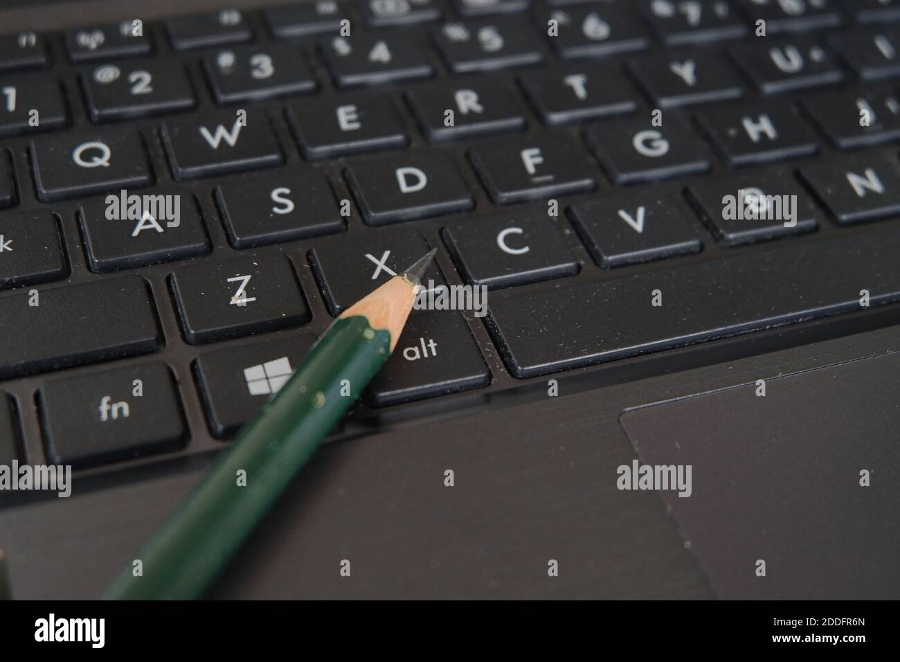 Ein High-Angle-Aufnahme eines schwarzen Tastatur-Laptops mit Bleistift Stockfoto
