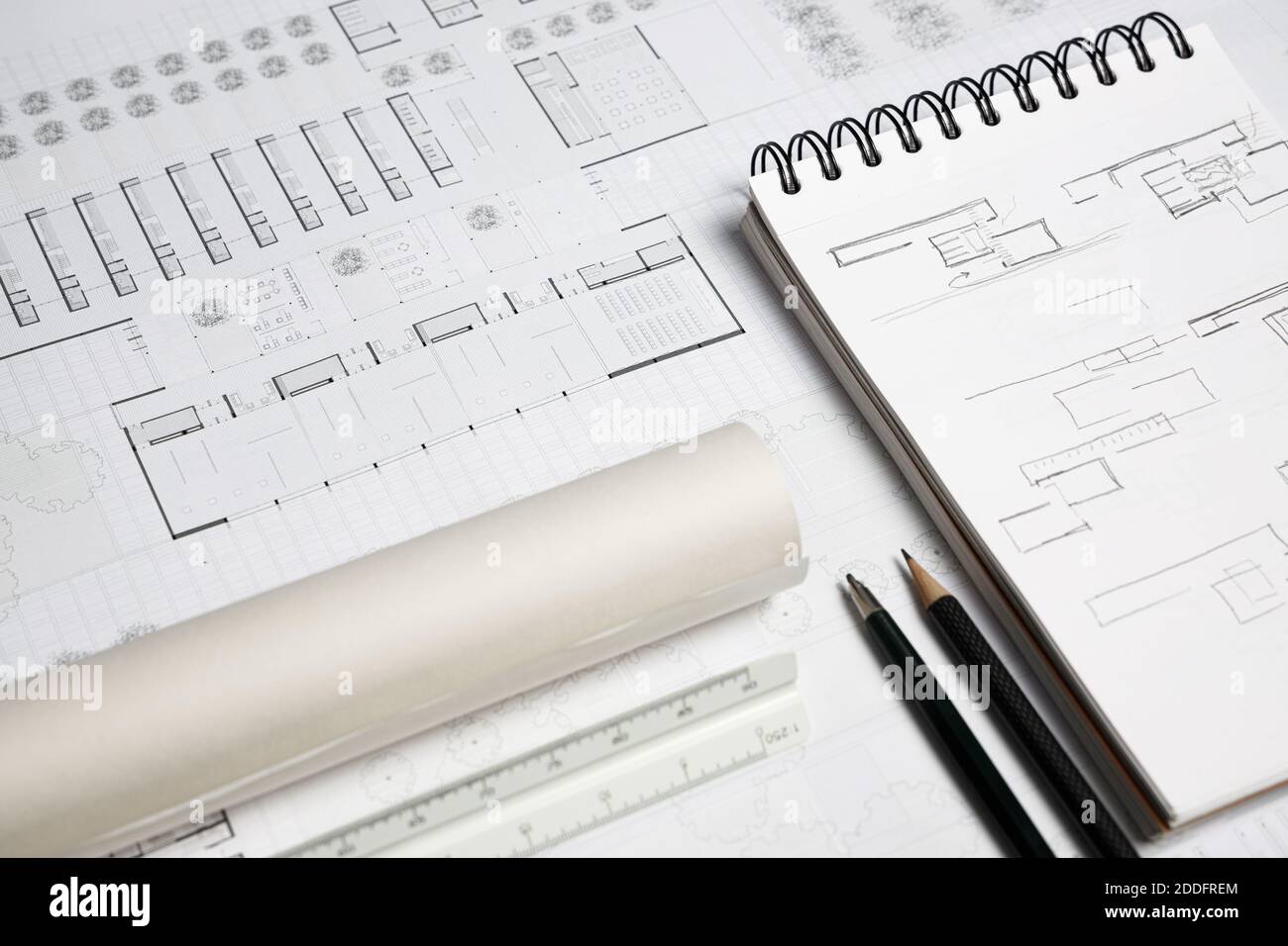 Architekt Maßstab Lineal, Bleistift, mechanischen Bleistift, Notizbuch und Gebäude Blaupause auf Arbeitstisch Stockfoto