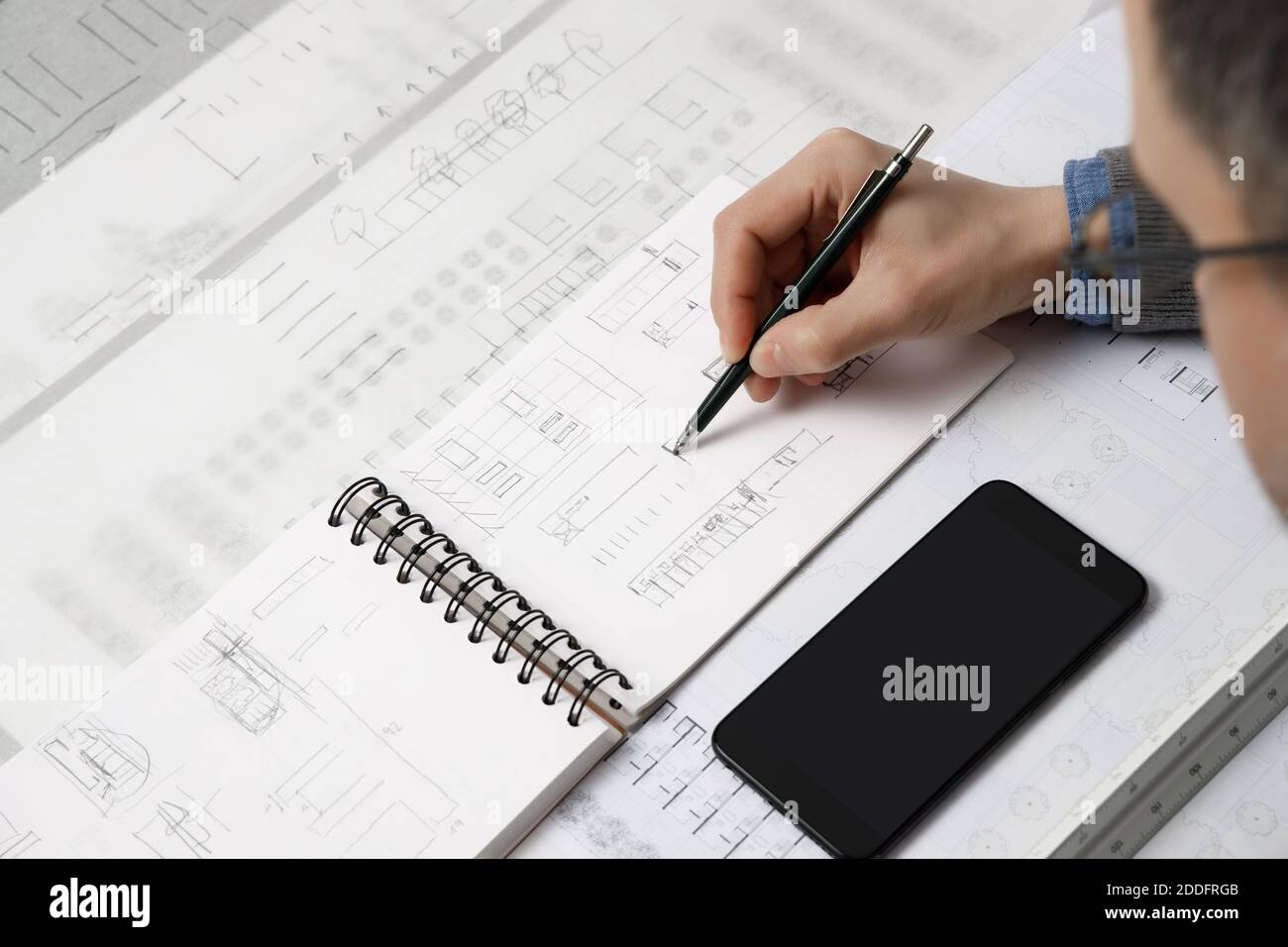 Architekt Hand Zeichnung Bauplan Skizze mit mechanischen Bleistift Stockfoto