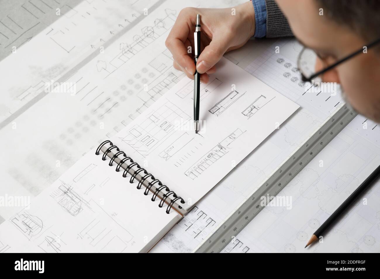 Architekt Hand Zeichnung Bauplan Skizze mit mechanischen Bleistift