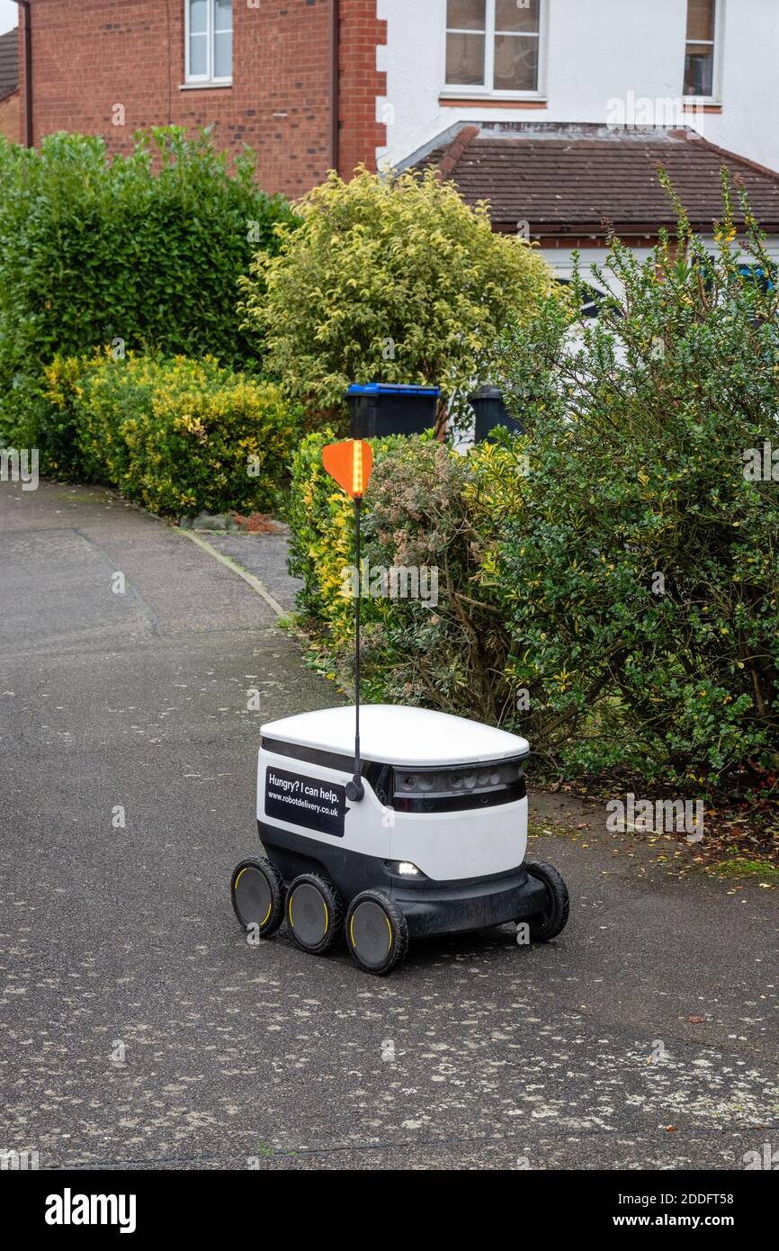 Ein Starship Food Delivery Roboter auf einer Vorstadtstraße, Wootton Fields, Northampton, Großbritannien; ein neuer Service, der vom lokalen Co-op-Laden eingeführt wurde. Stockfoto