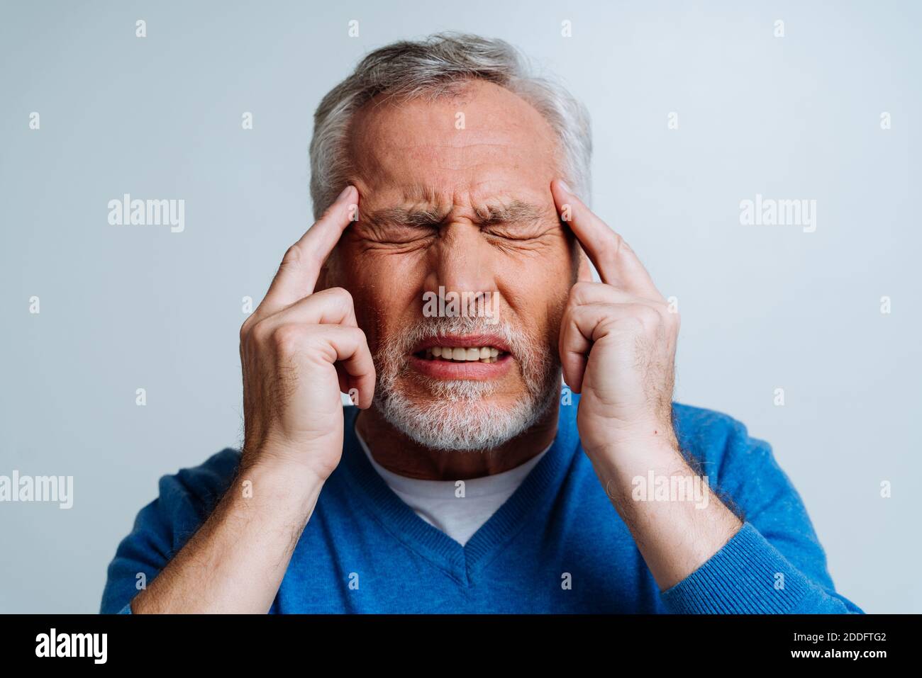 Schöner älterer Mann isoliert auf grauem Hintergrund. Konzept über das dritte Alter und die Altersgruppe Stockfoto