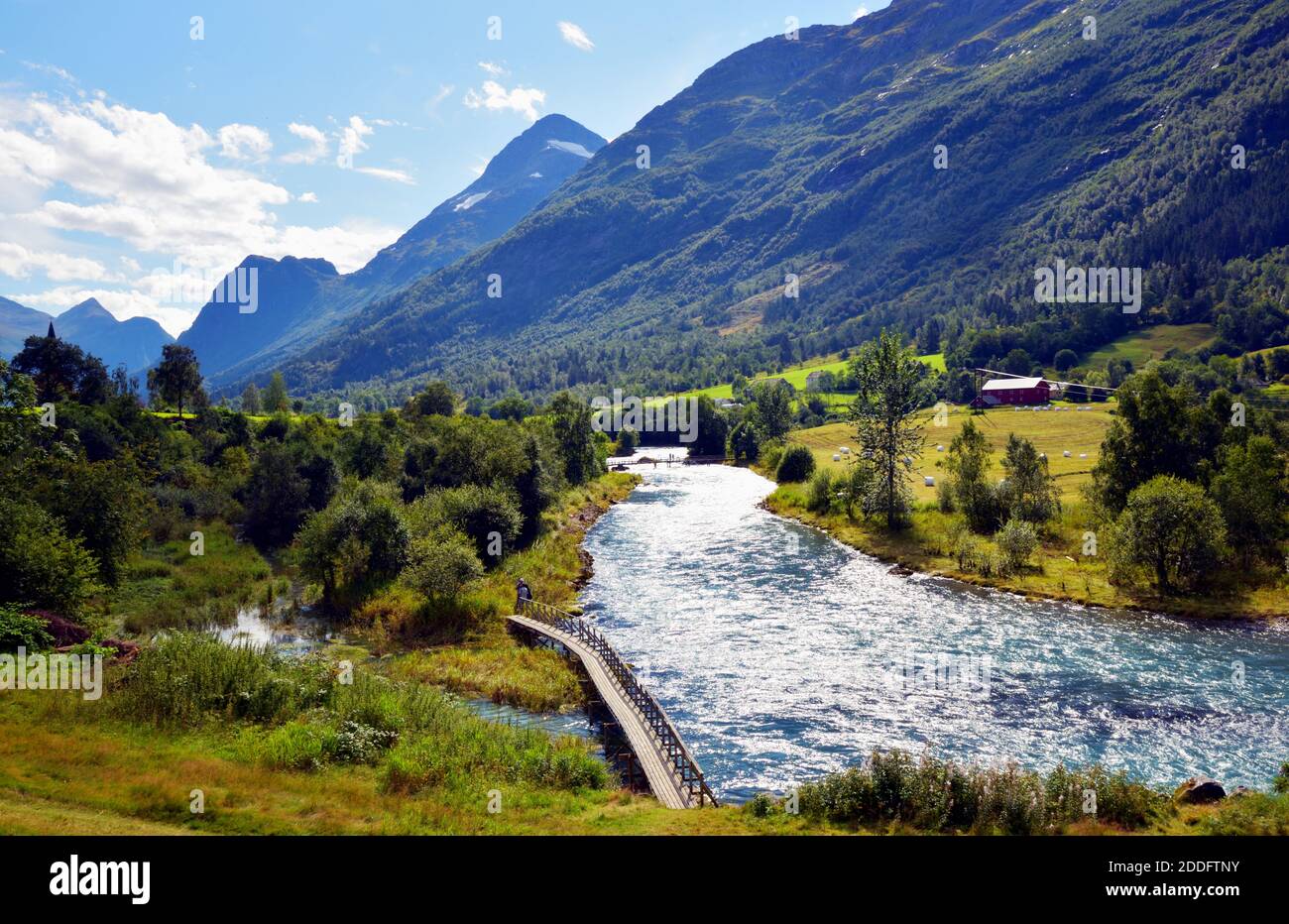 Der Fluss Oldeelva am Stadtrand von Olden, Norwegen. Stockfoto