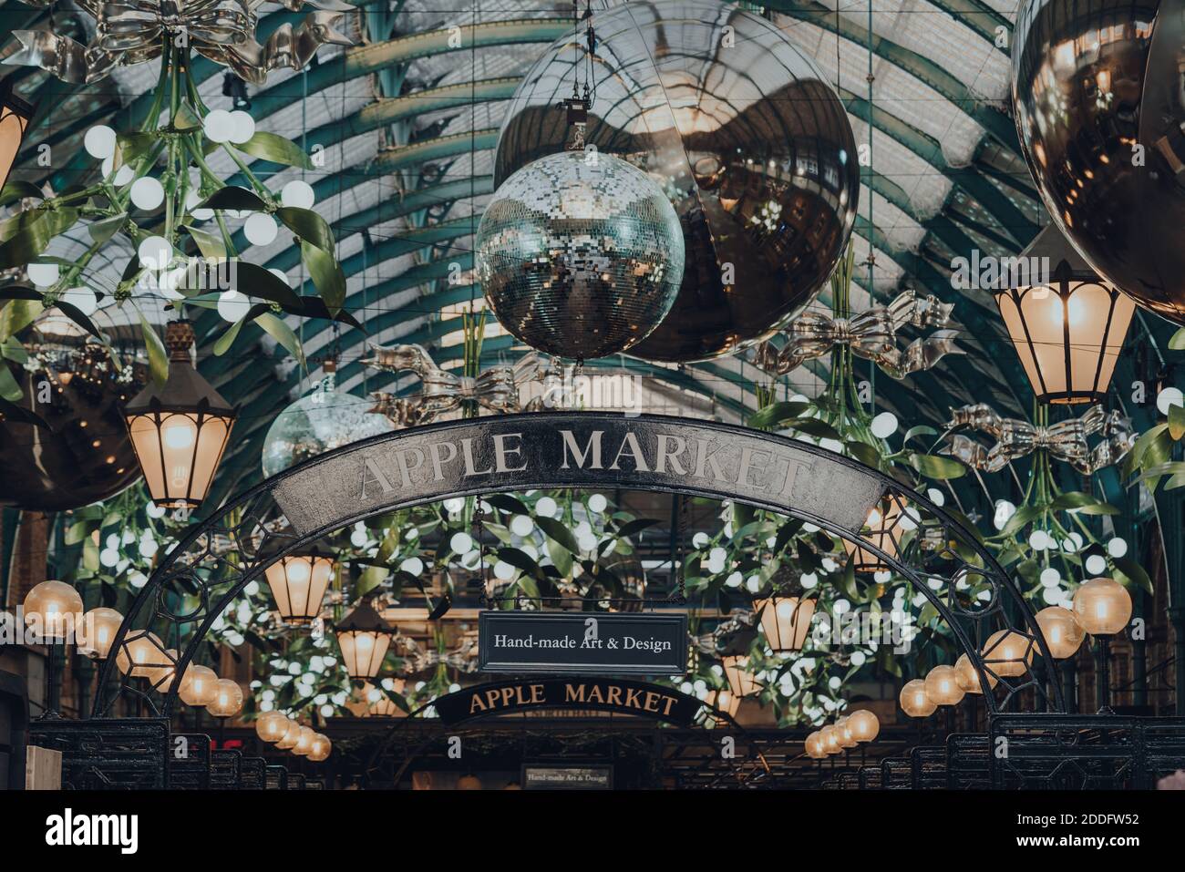 London, Großbritannien - 19. November 2020: Apple Market geschmückt mit Weihnachtsschmuck und riesigen Kugeln in Covent Garden Market, einem der beliebtesten T Stockfoto
