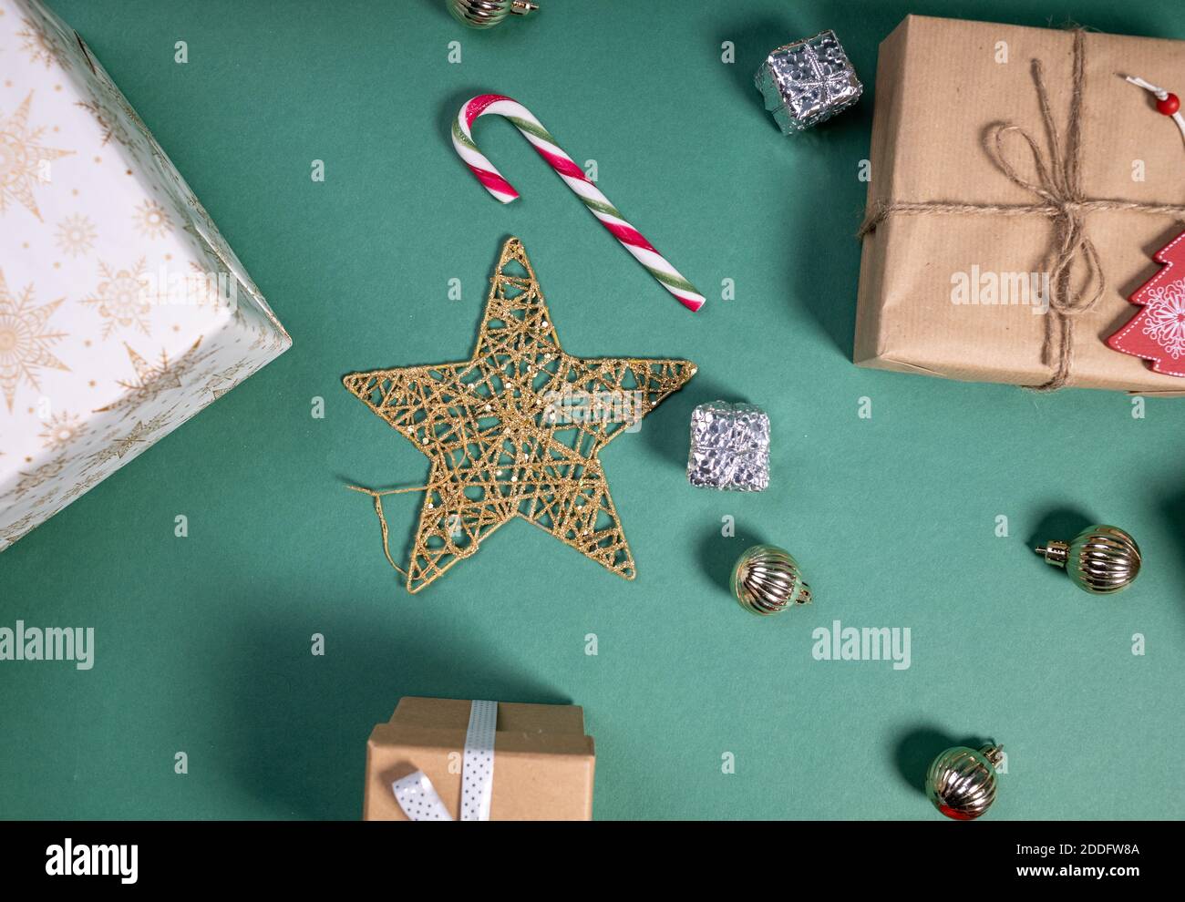Flaches Lay mit weihnachtsgeschenken und festlicher Dekoration Stockfoto