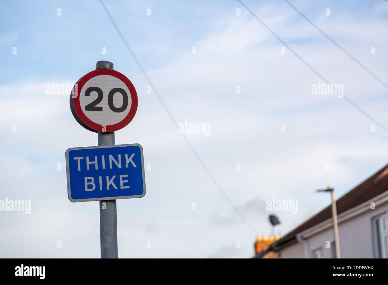 Ein zwanzig Meile pro Stunde Schild mit einem Think Bike schild unten in einer Straße Stockfoto