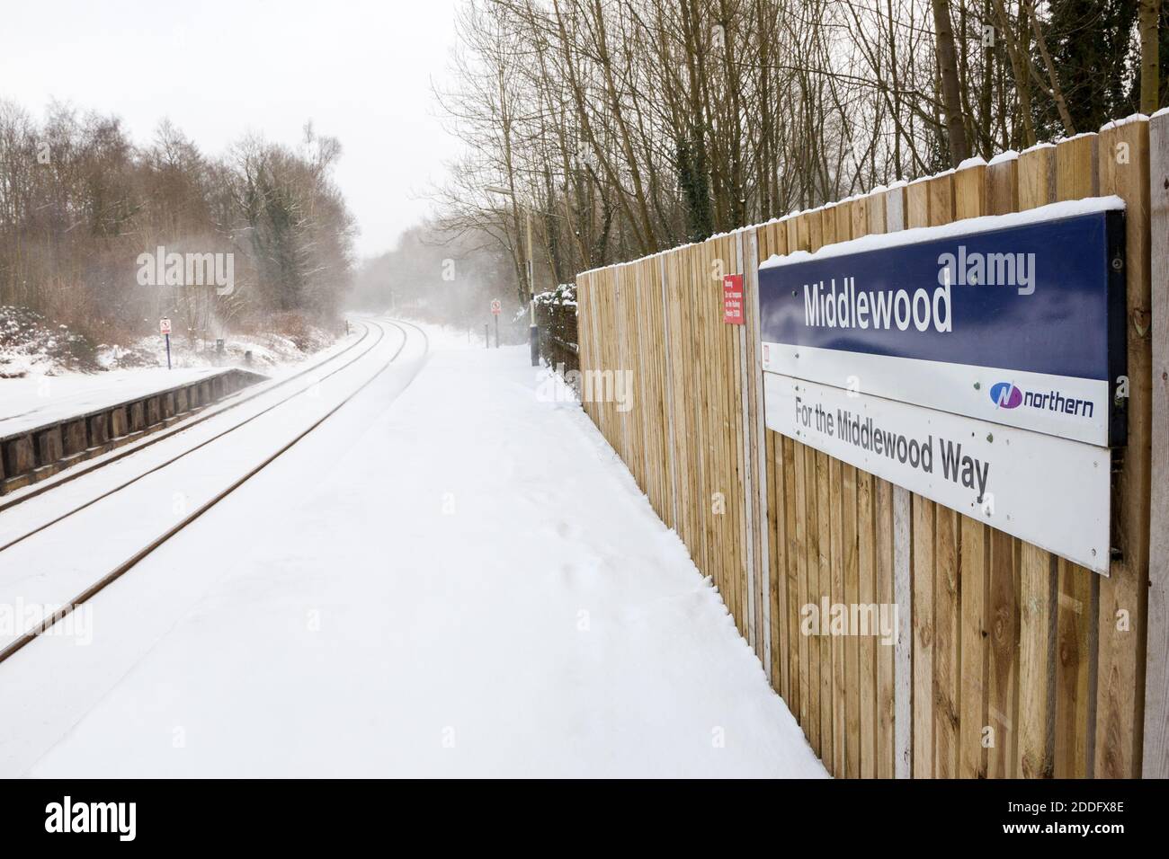 Middelwood Bahnhof im Winter und mit Schnee bedeckt Stockfoto