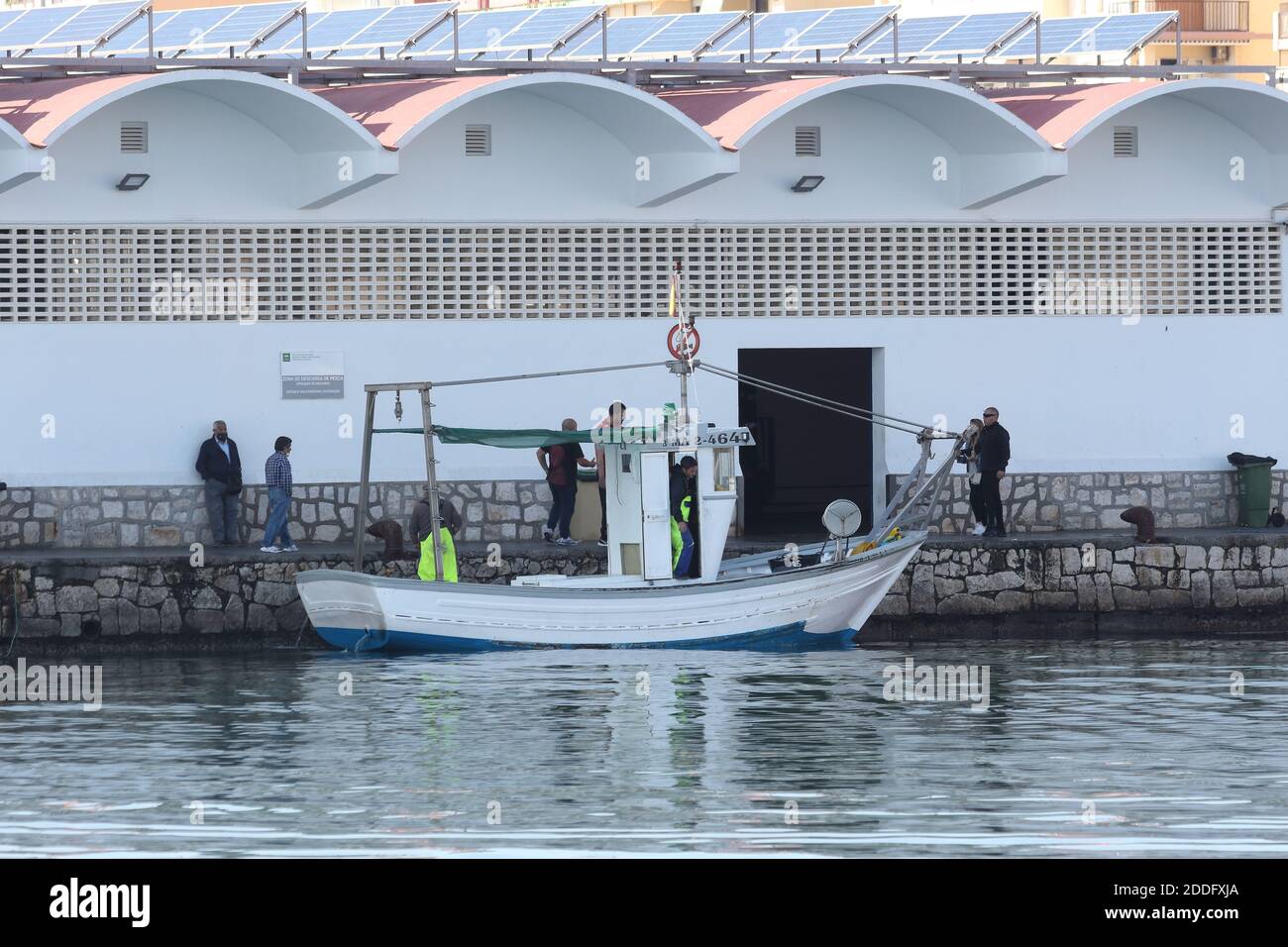 Fischerboot im Hafen von Fuengirola, Provinz Málaga, Andalusien, Spanien. Stockfoto