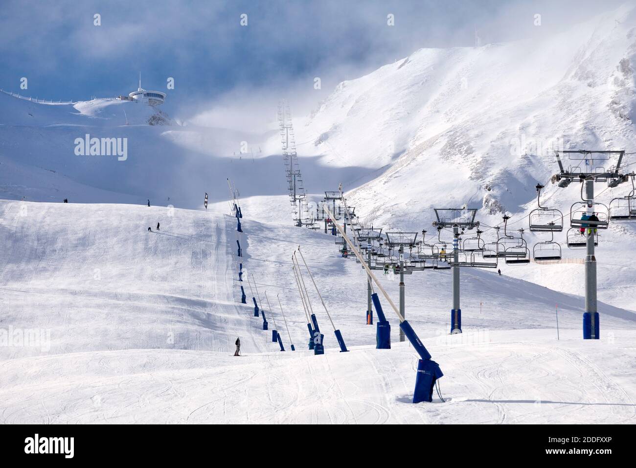 Pas de la Casa, Andorra, Dezember 02 2019: Fast leerer Skilift, der auf den Gipfel des schneebedeckten Berges geht, der in der Wolke verloren ist. Stockfoto