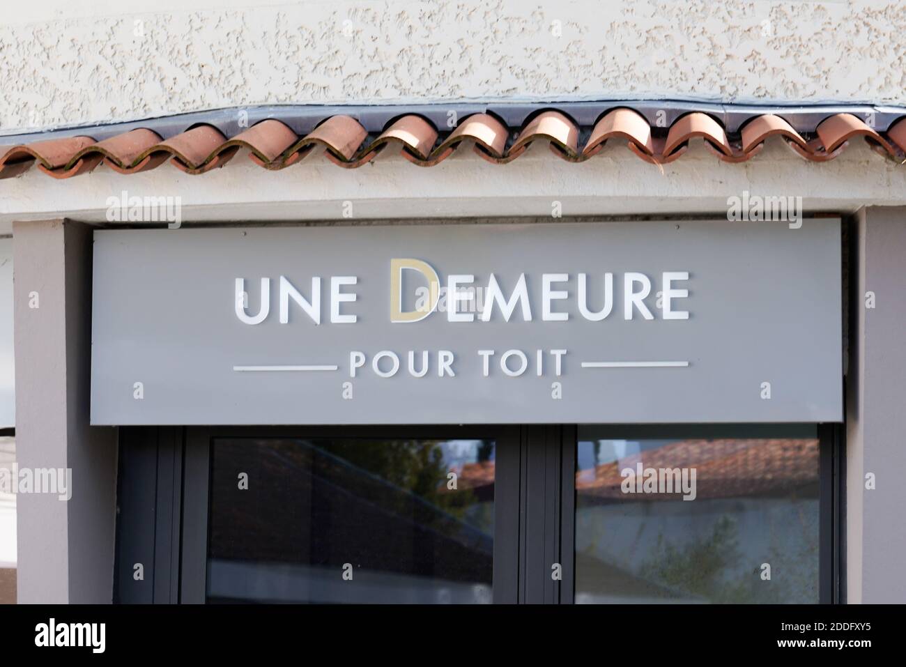 Bordeaux , Aquitaine / Frankreich - 11 08 2020 : une demeure pour toi Text Logo und Schild vor dem Eingang des Immobilienbüros Stockfoto