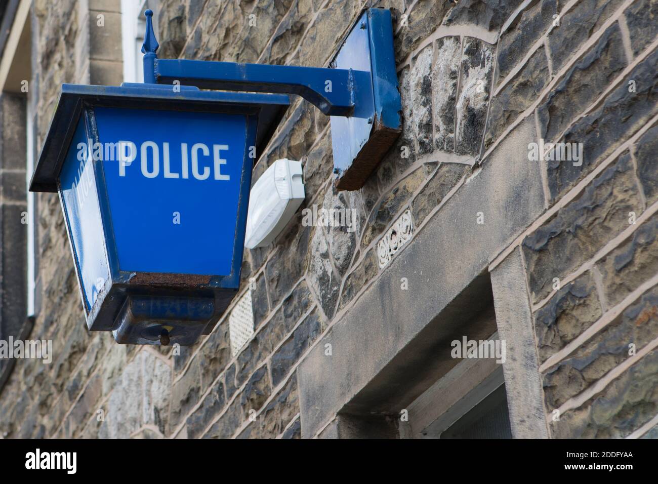 Alte Polizei Laterne mit einem Polizeiwappen über Clitheroe Polizei Station im ribble Tal Stockfoto