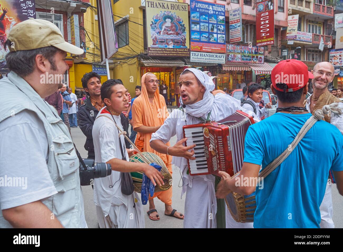 ISKCON (Hare Krishna) Anhänger in Thamel Touristengebiet, Kathmandu, Nepal, singen das Mahamantra (Hare Krishna Mantra) Stockfoto
