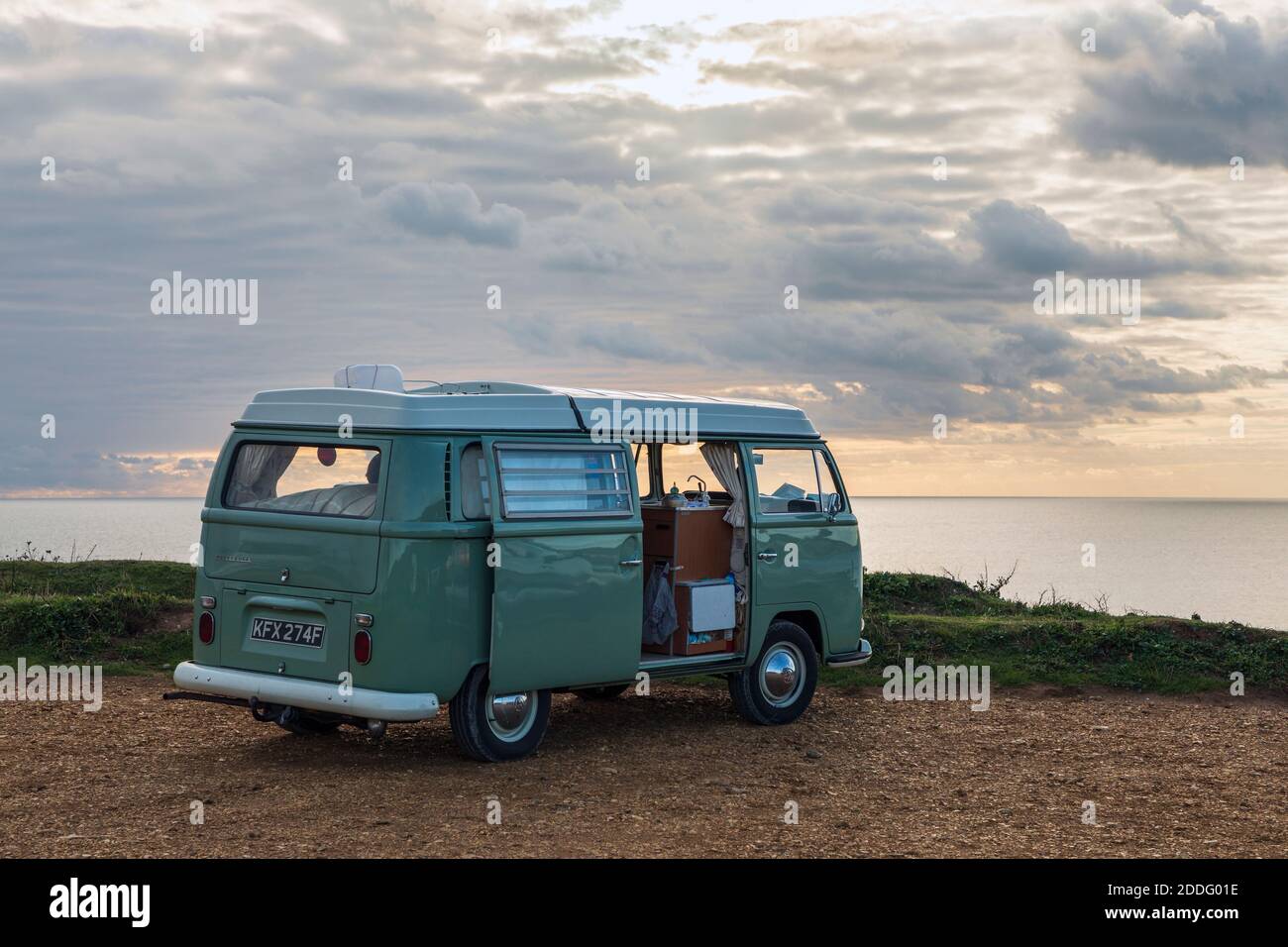 Ein klassischer VW-Wohnmobil, der bei Sonnenuntergang in der Compton Bay auf der Isle of Wight geparkt ist Stockfoto
