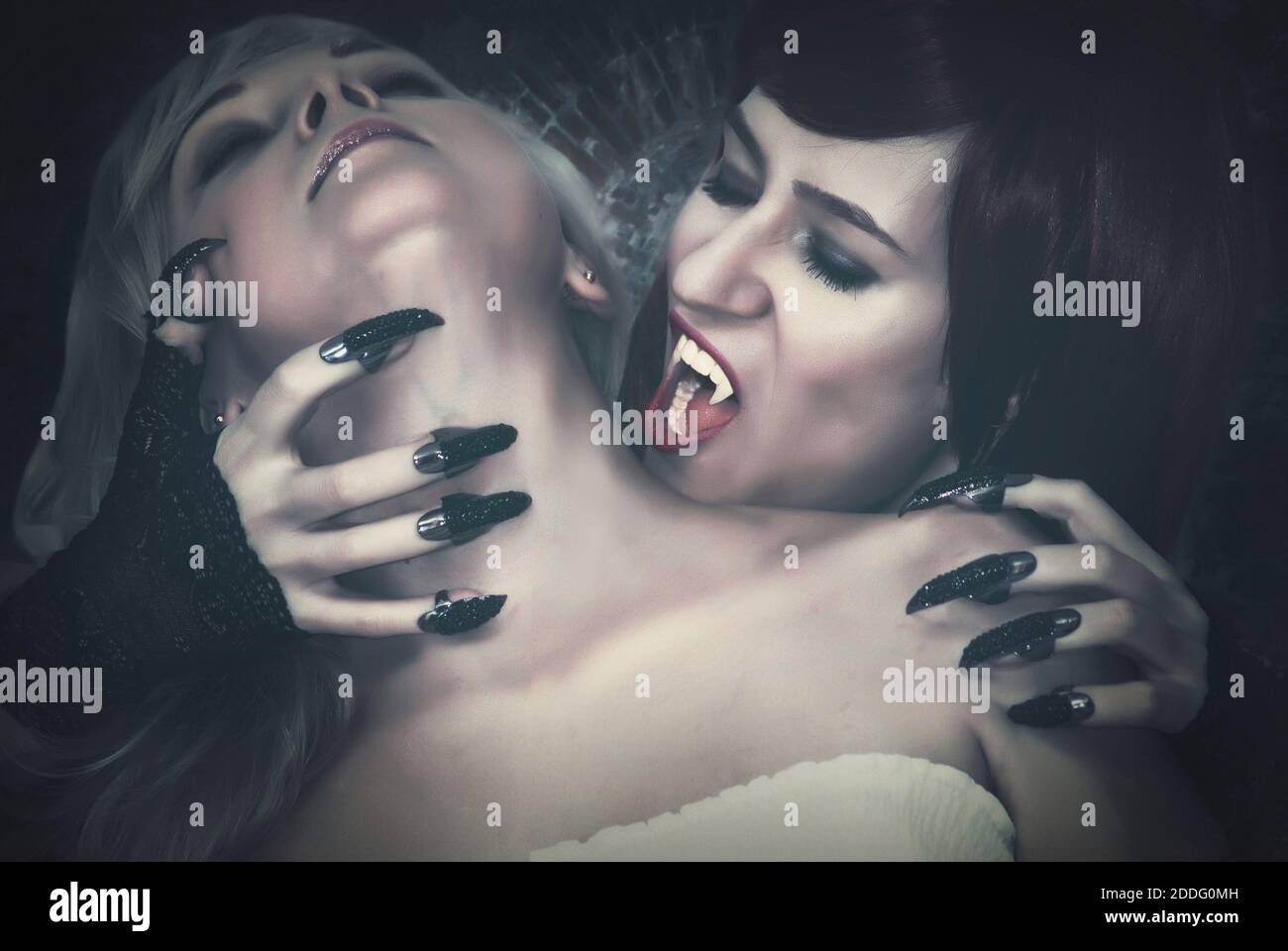 Vampir angreifende Mädchen im Kerker Stockfoto