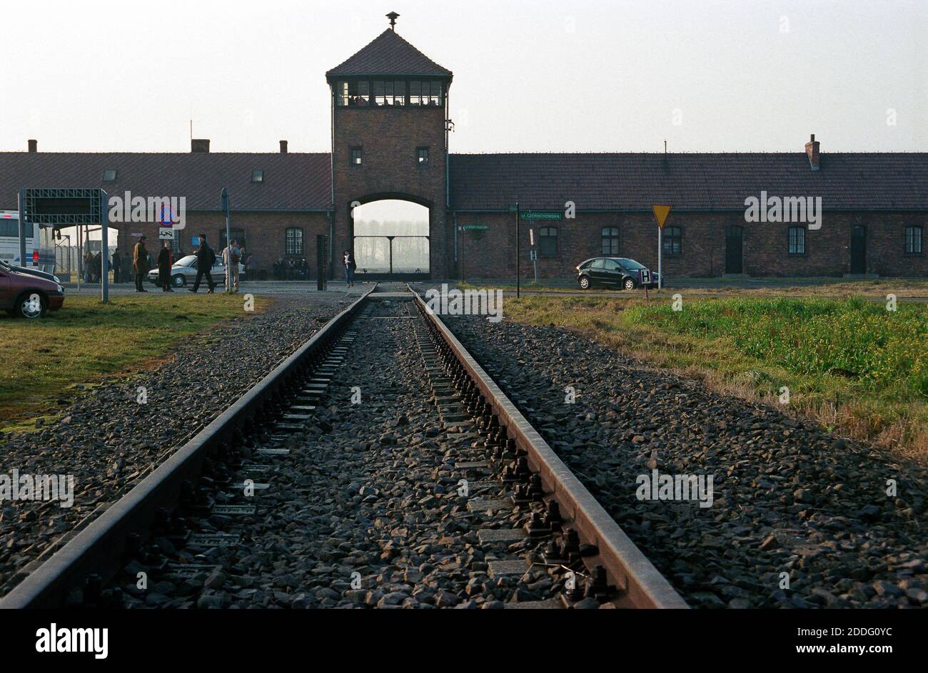 Die Vernichtungslager Auschwitz & Birkenau in Polen sind nun für Besucher dieses Ortes der Ermordung des jüdischen Volkes durch die deutschen Nazis des Zweiten Weltkriegs geöffnet und zeigen nun Szenen, die am 27. November 2006 aufgenommen wurden, einschließlich des kaddischen Gebets für die Toten, Blumen auf der berüchtigten Bahnstrecke und Arbeit macht frei - Arbeit macht frei - Slogan über dem Eingangstor des Lagers Auschwitz. Stockfoto